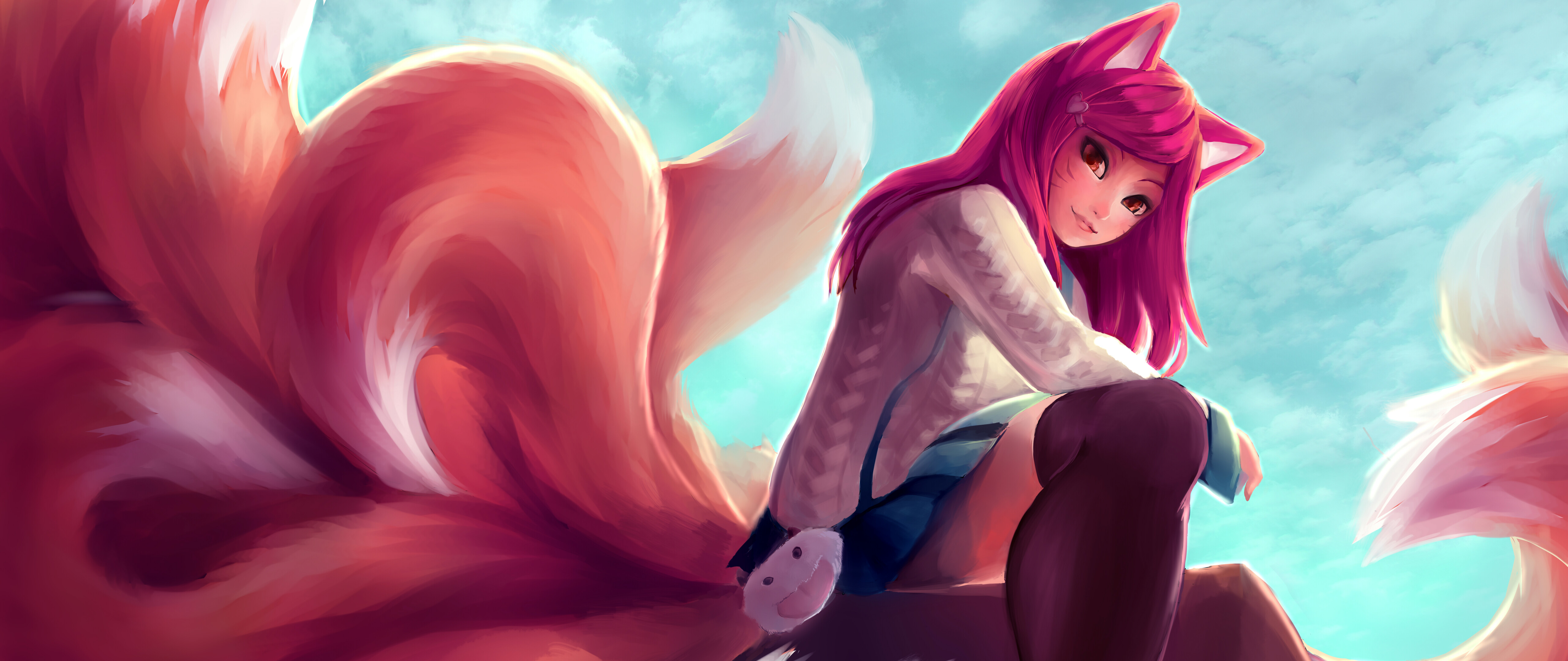 Ahri, de League of Legends, con orejas y colas de zorro, una falda y medias hasta el muslo.