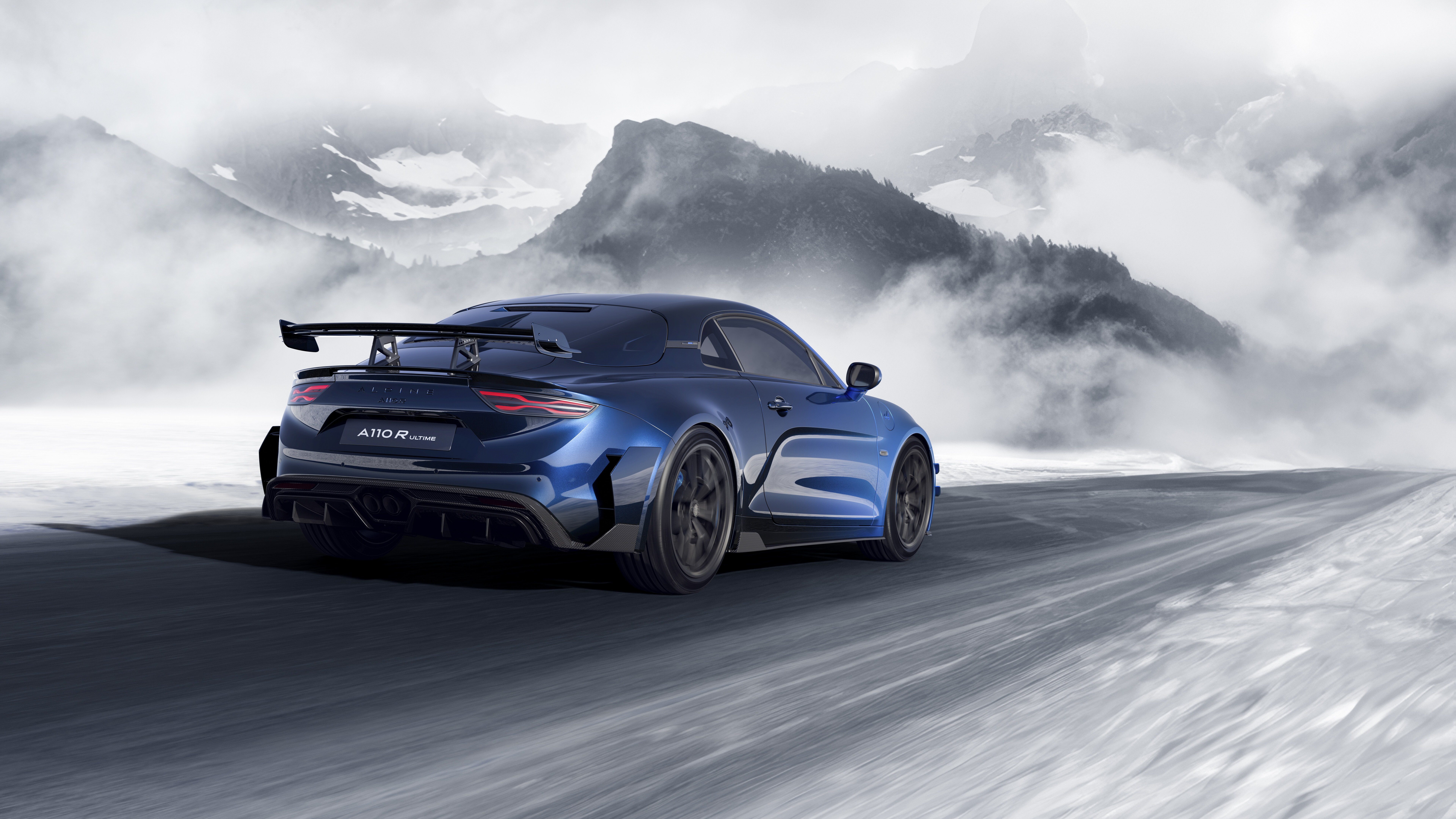 Una vista detallada del coche deportivo Alpine A110 R Ultime, que muestra su carrocería aerodinámica y sus acabados de alta calidad.