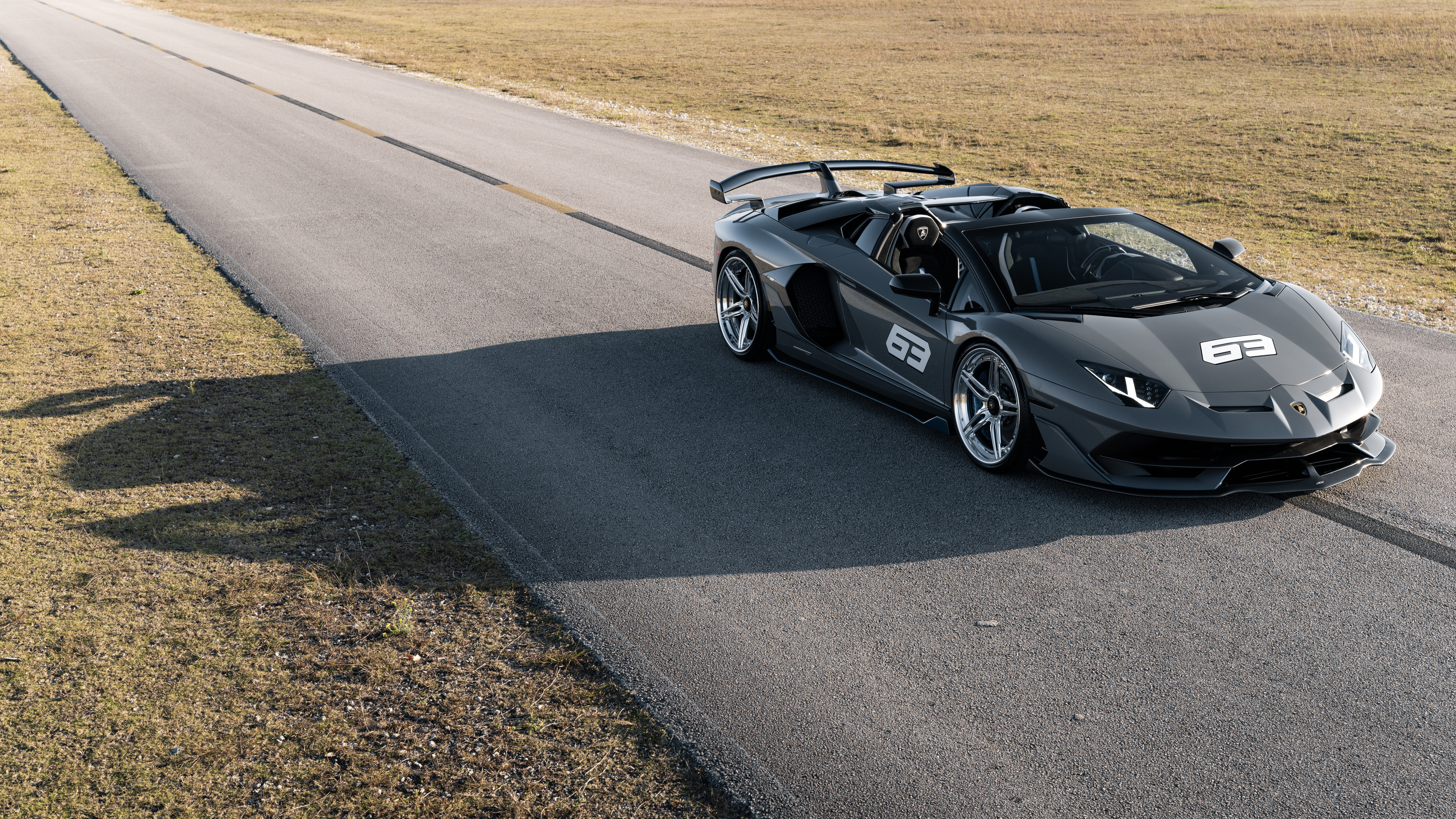 Una imagen de alta resolución de un Lamborghini Huracán, que muestra su diseño aerodinámico y su elegante carrocería.