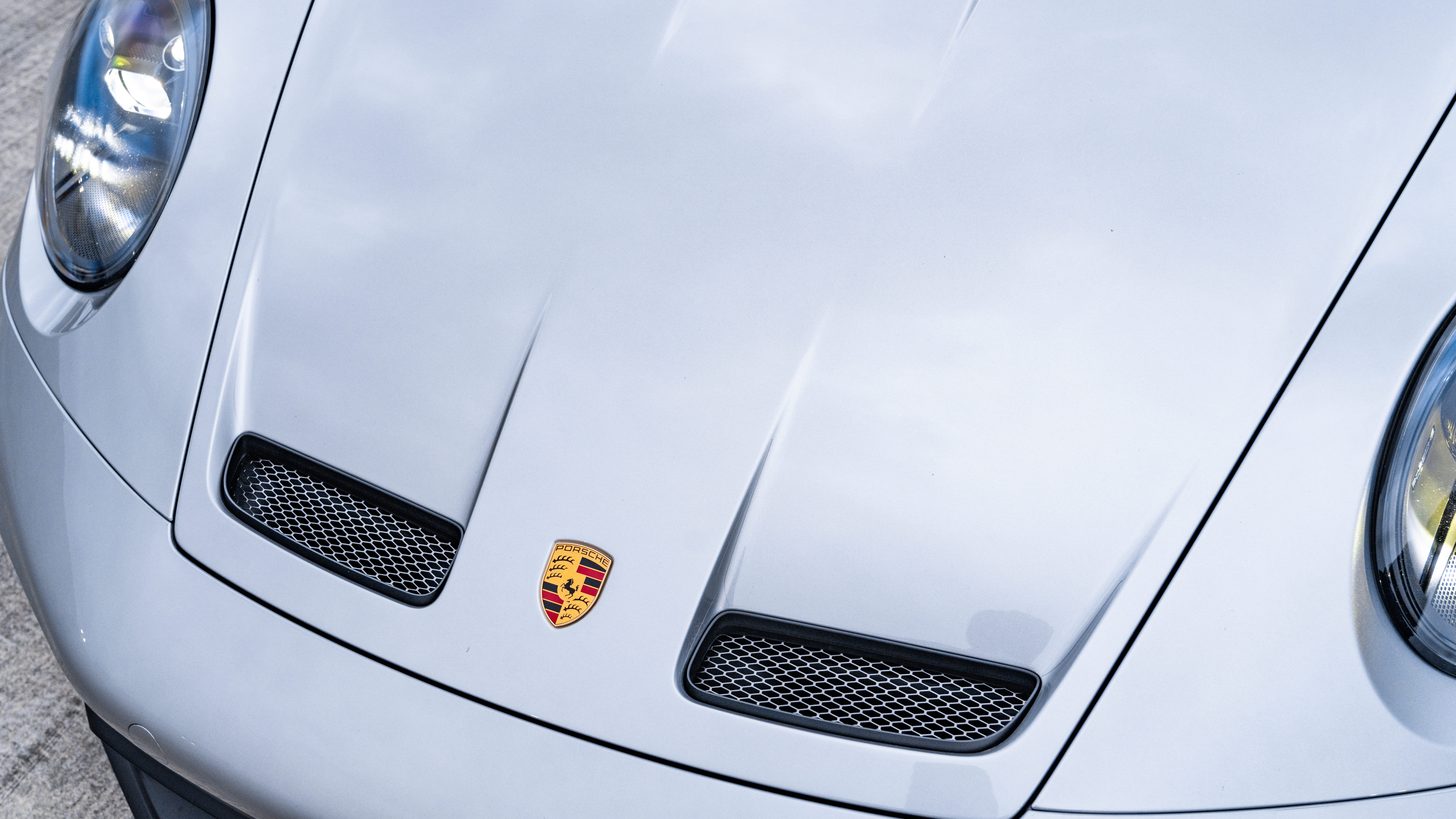 Un Porsche GT3 RS, un deportivo de alto rendimiento, que destaca por su elegante diseño aerodinámico.