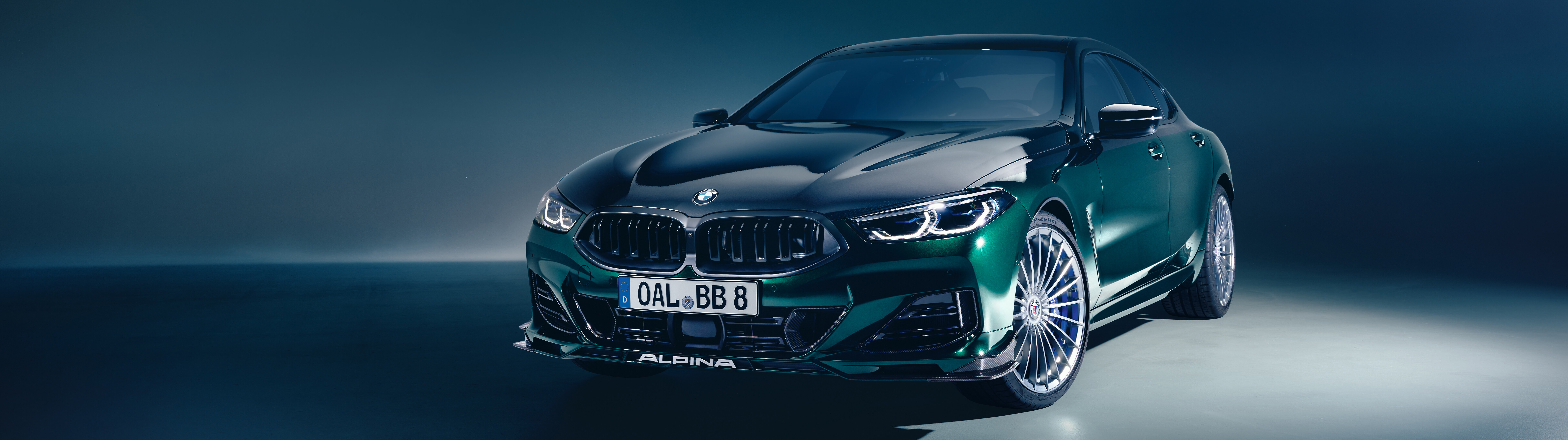 Un elegante y potente BMW Alpina B8, un lujoso coche deportivo, presentado en un entorno automovilístico profesional.