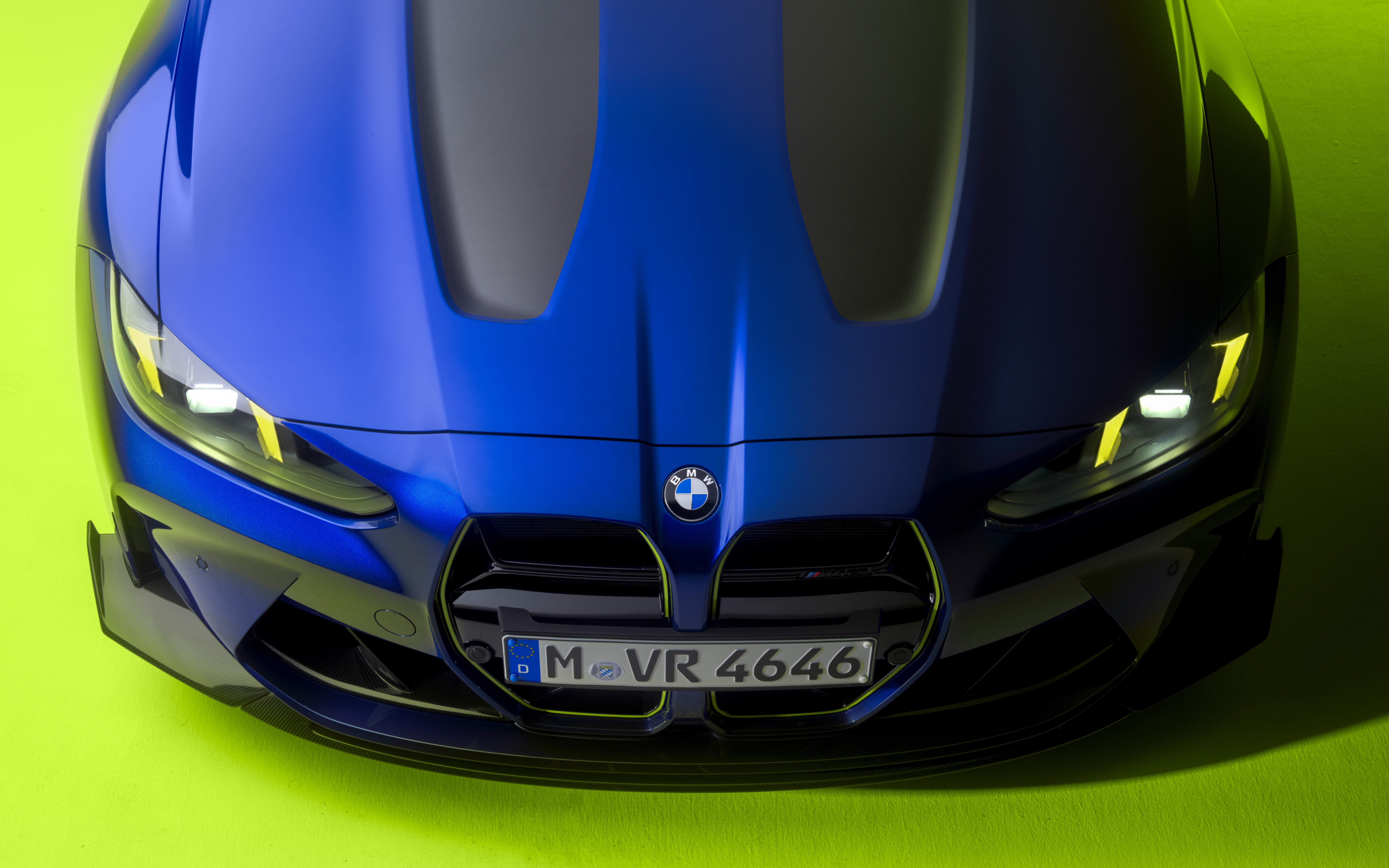 BMW M4 CS Edition, con la emblemática decoración amarilla y azul VR46 del legendario piloto de MotoGP, Valentino Rossi.