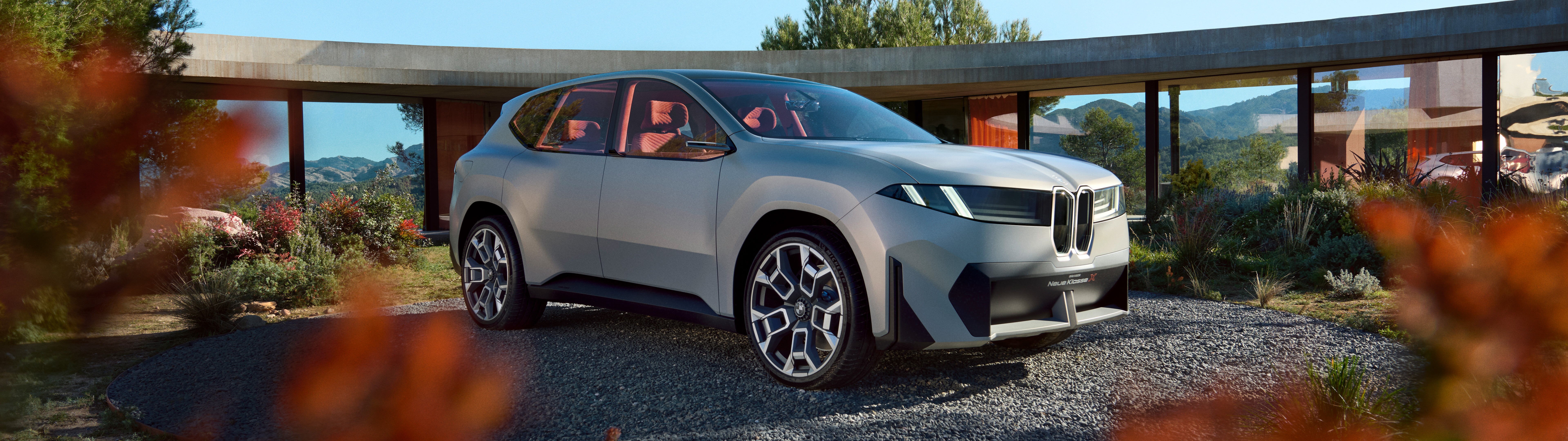 Un prototipo futurista del BMW Vision Neue Klasse X, un coche eléctrico con un diseño moderno y aerodinámico.