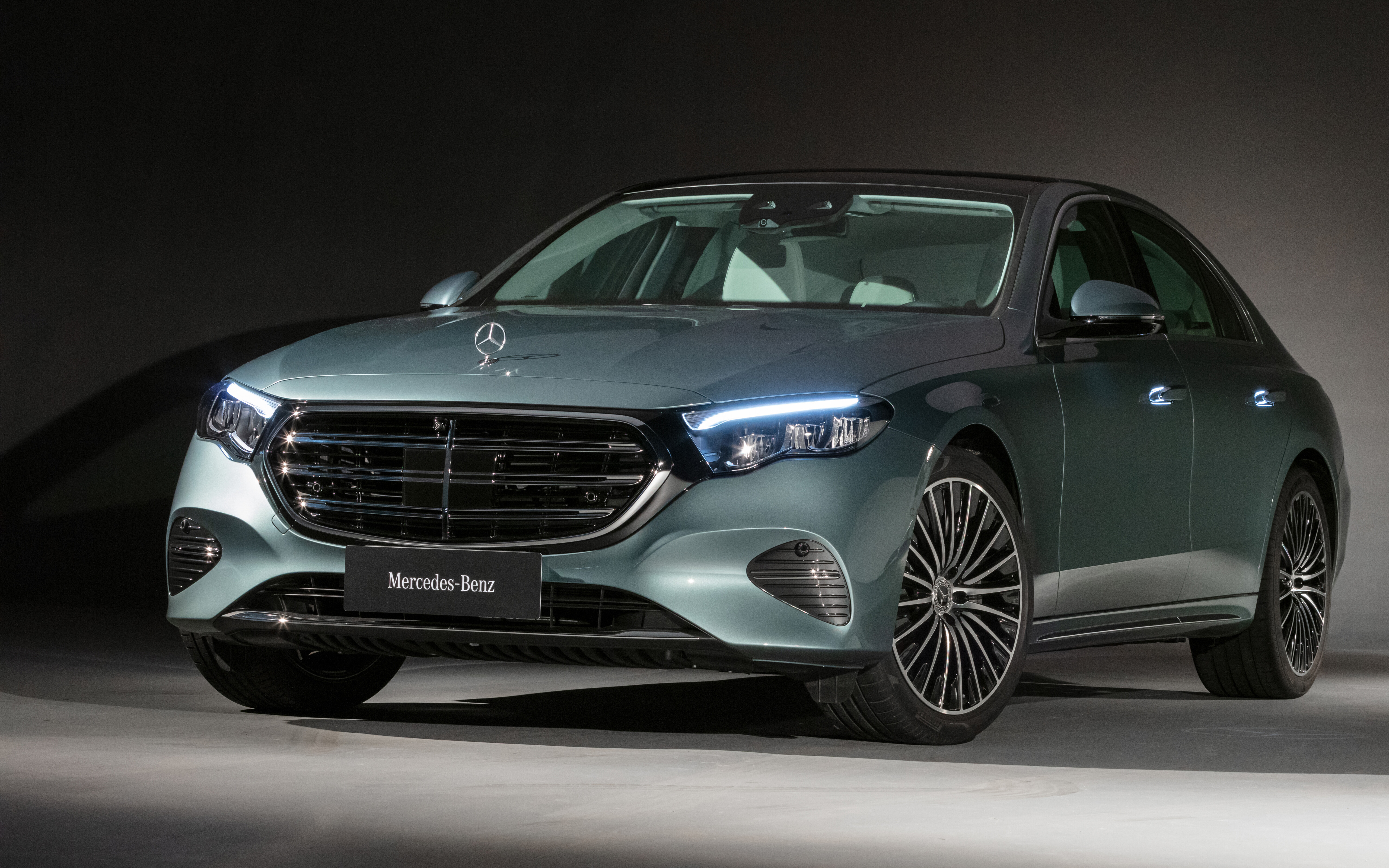 Una imagen de alta resolución de un lujoso sedán Mercedes-Benz Clase E.