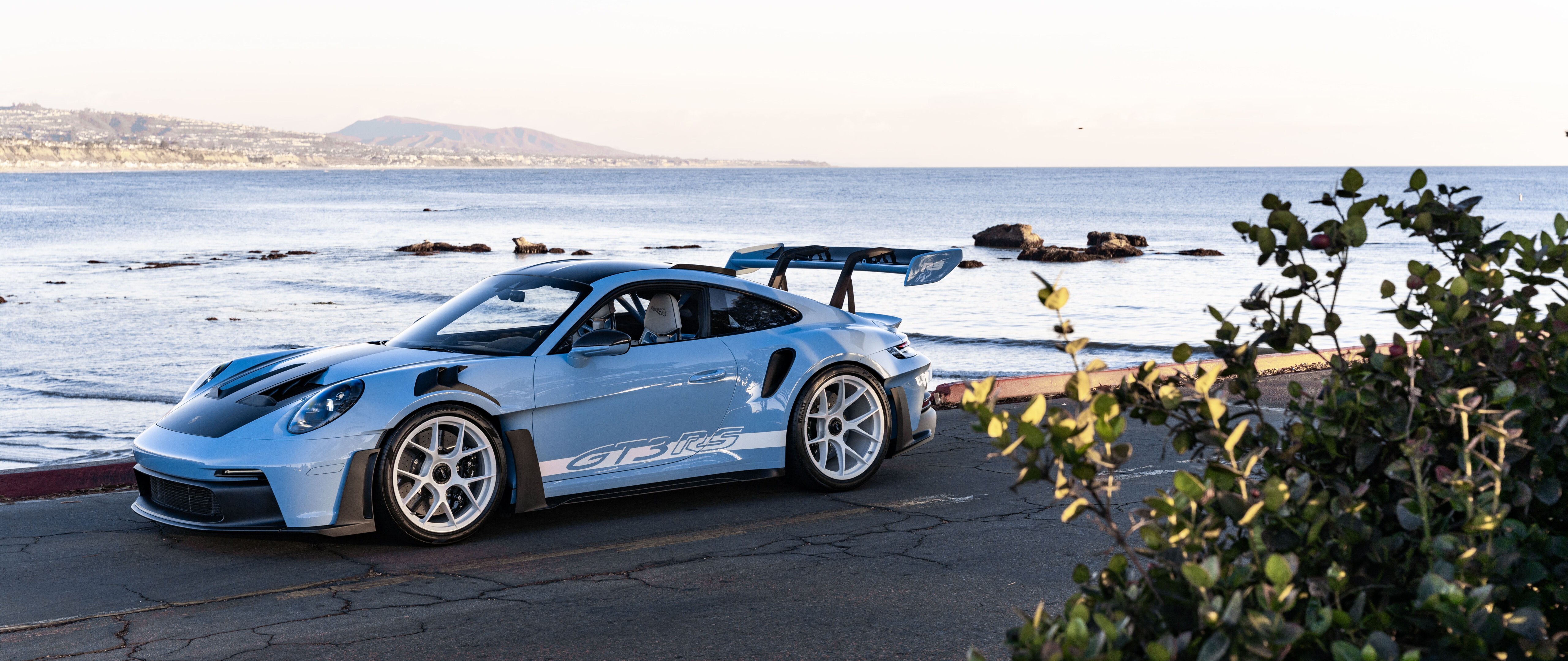 Un deportivo Porsche de alto rendimiento con un diseño elegante y aerodinámico.