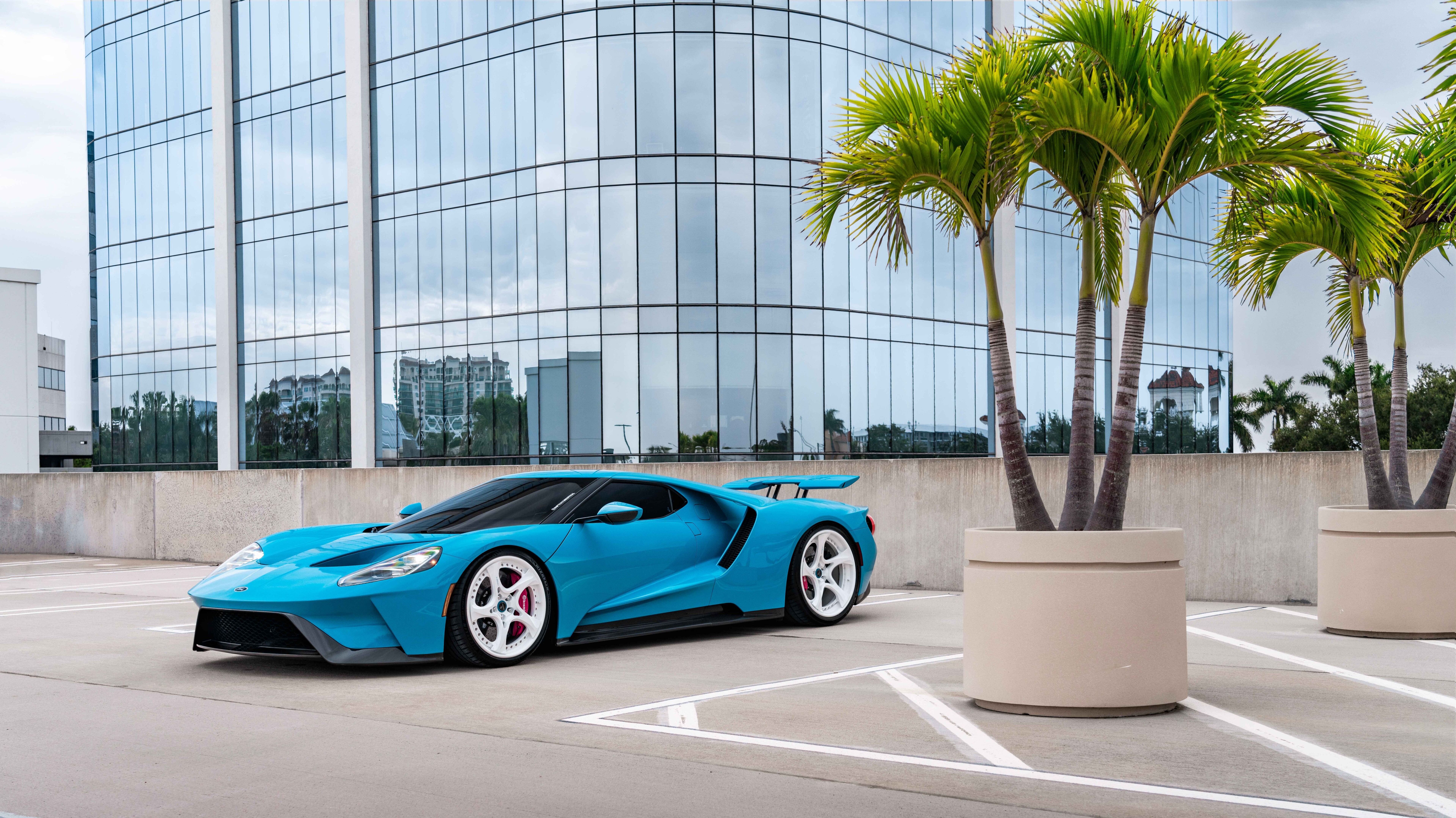 Un elegante y potente superdeportivo Ford GT, que destaca por su característica carrocería aerodinámica y su diseño de alto rendimiento.