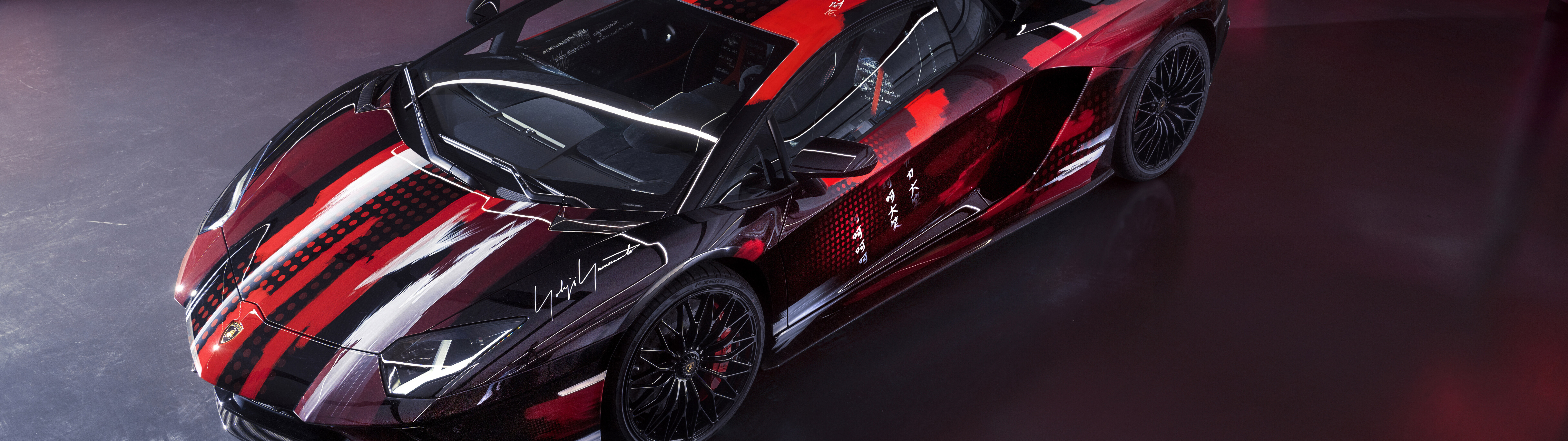 Un elegante y potente superdeportivo Lamborghini Aventador S que destaca por su diseño aerodinámico.