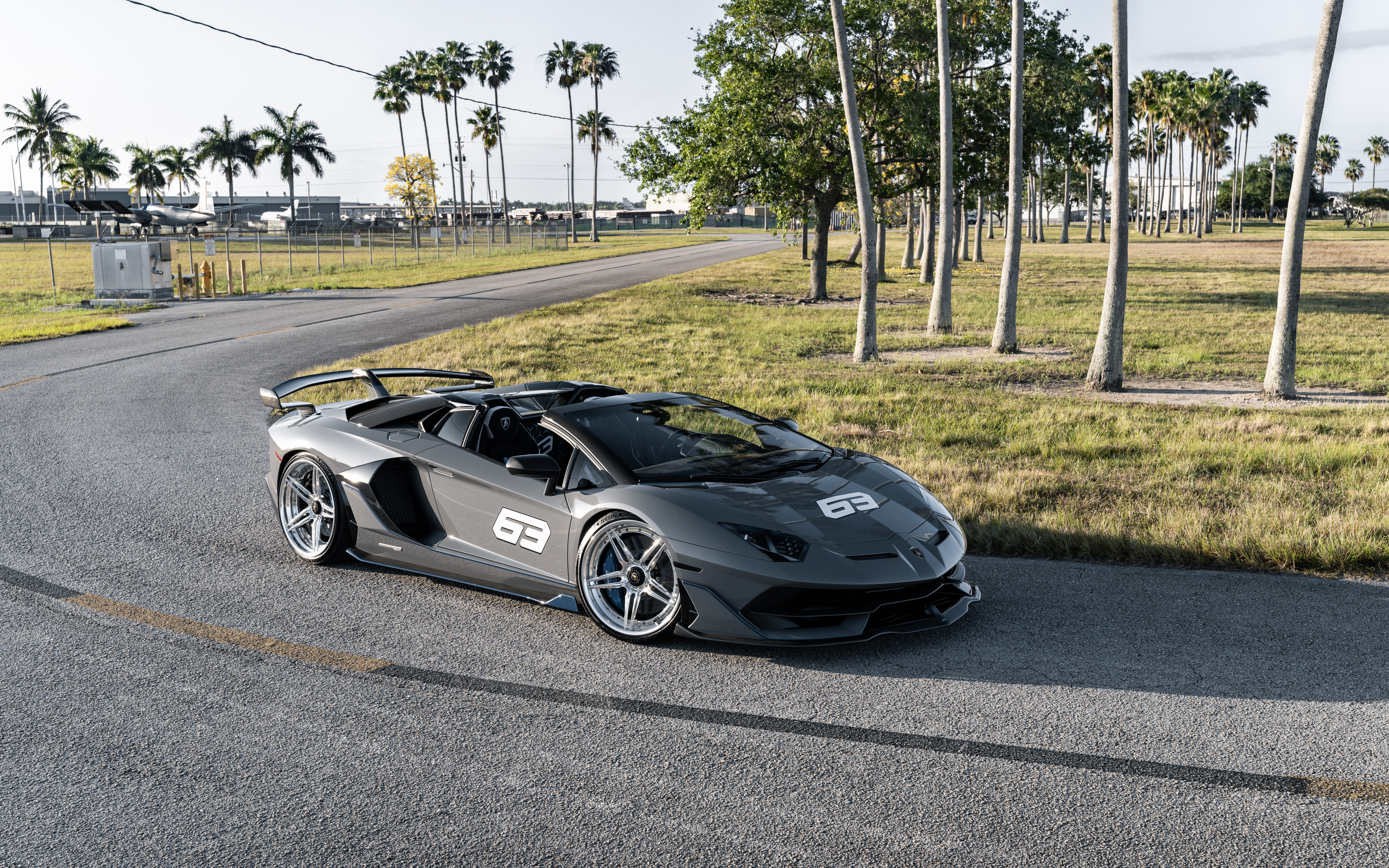 Un elegante y potente superdeportivo Lamborghini Huracán que destaca por su diseño aerodinámico y su agresiva parte delantera.