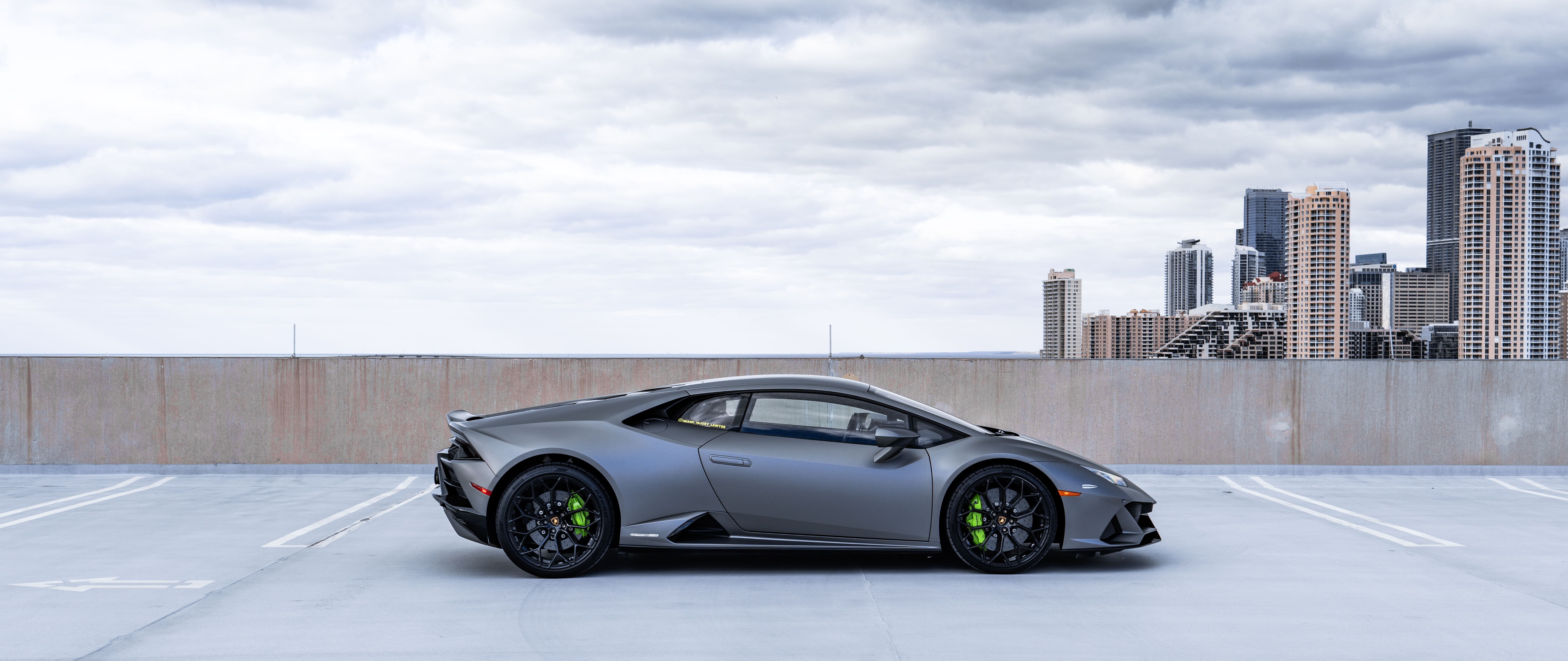 Un elegante y potente superdeportivo Lamborghini Huracán expuesto en un entorno profesional.