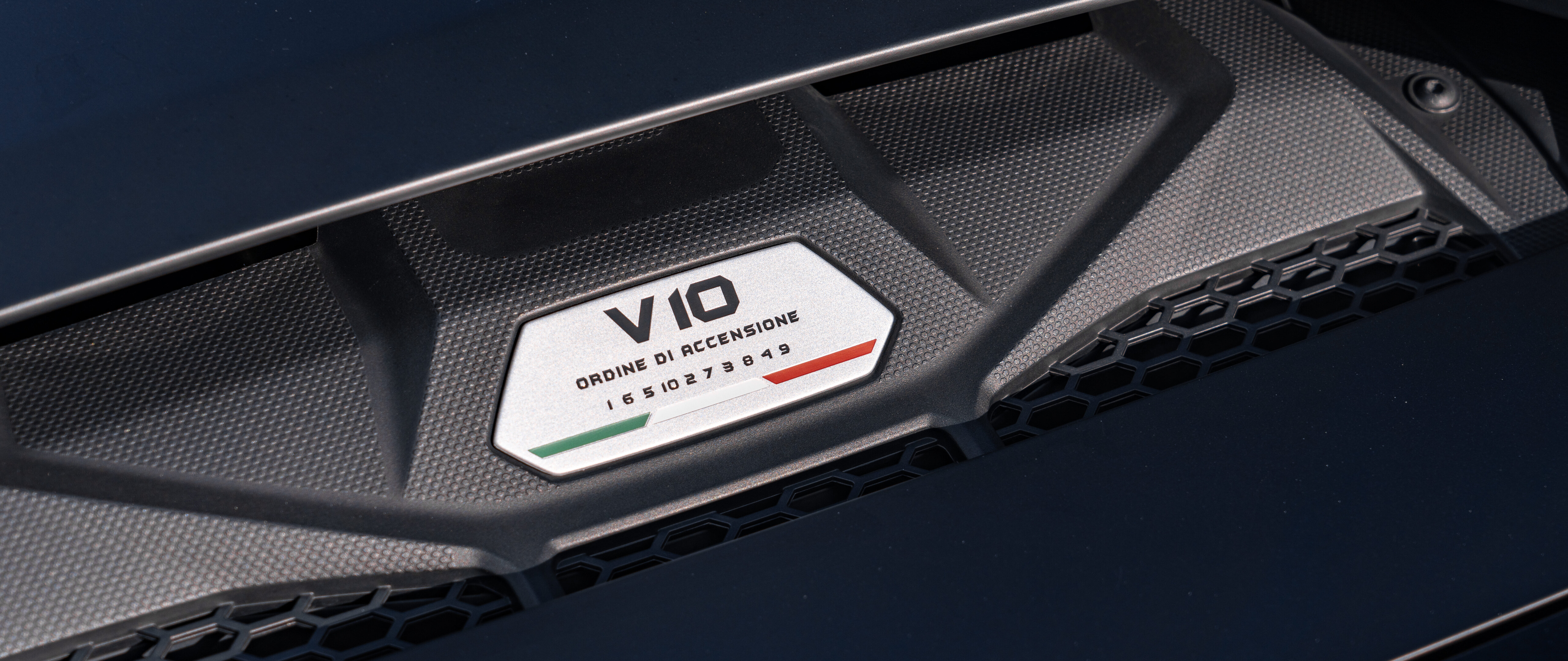 Un elegante superdeportivo Lamborghini Huracán, fotografiado con gran detalle, que muestra su diseño aerodinámico y su estética agresiva.