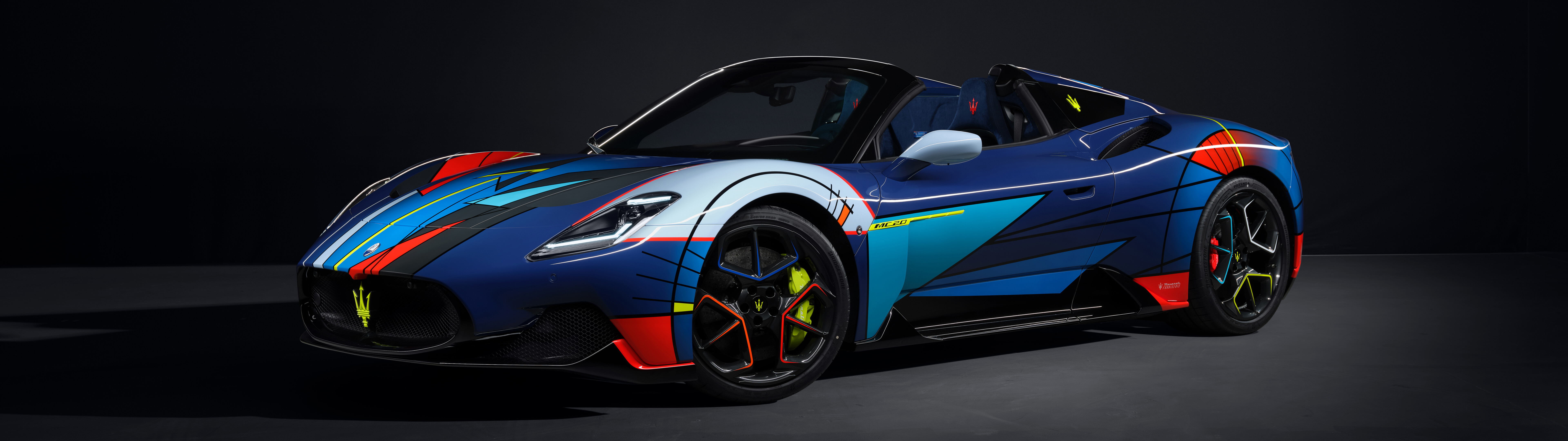 Un superdeportivo Maserati MC20 de alto rendimiento, con un diseño elegante y aerodinámico y un estilo italiano refinado.