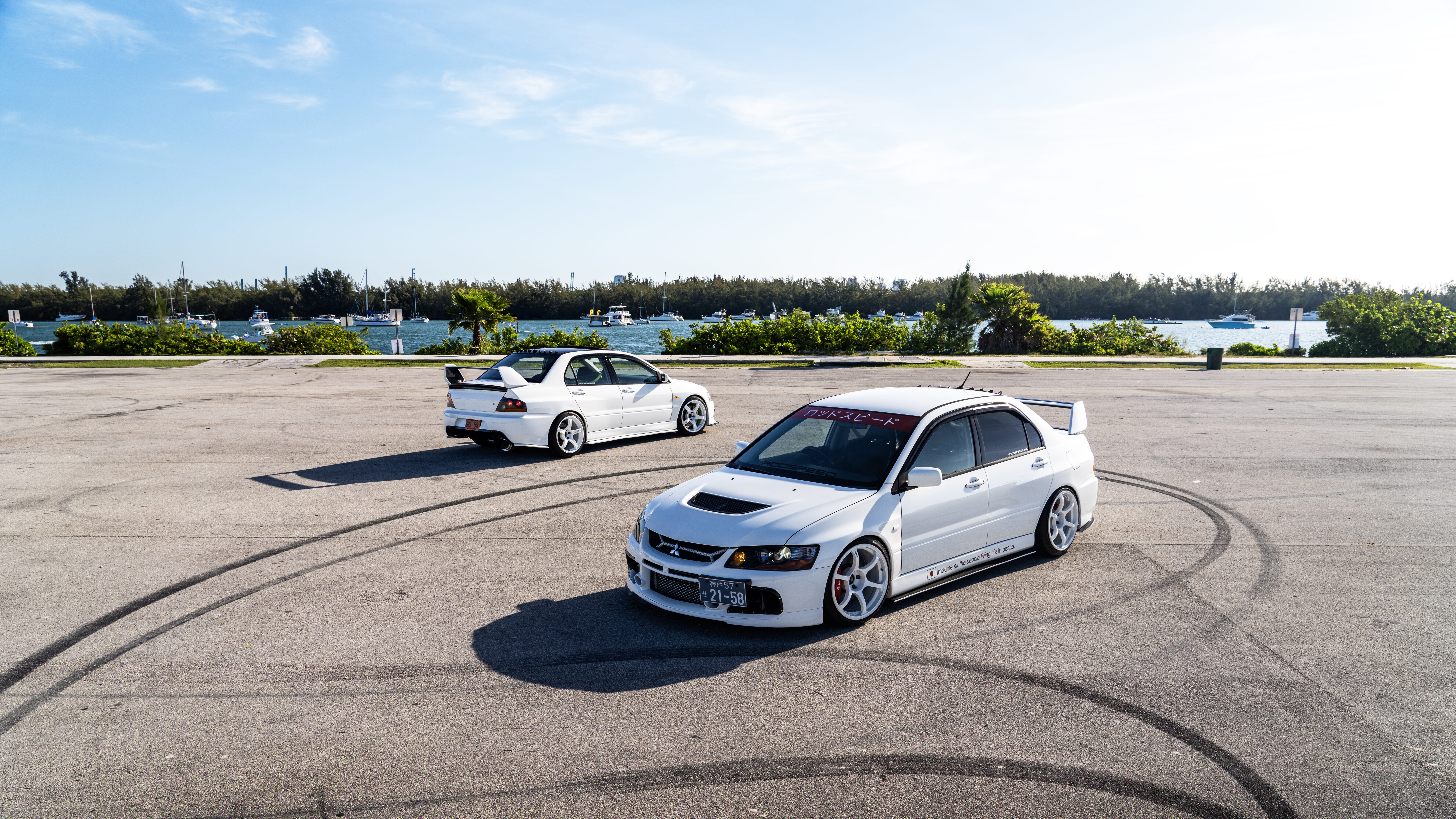 Una vista detallada de un Mitsubishi Lancer Evolution IX, un sedán deportivo que destaca por su diseño aerodinámico.