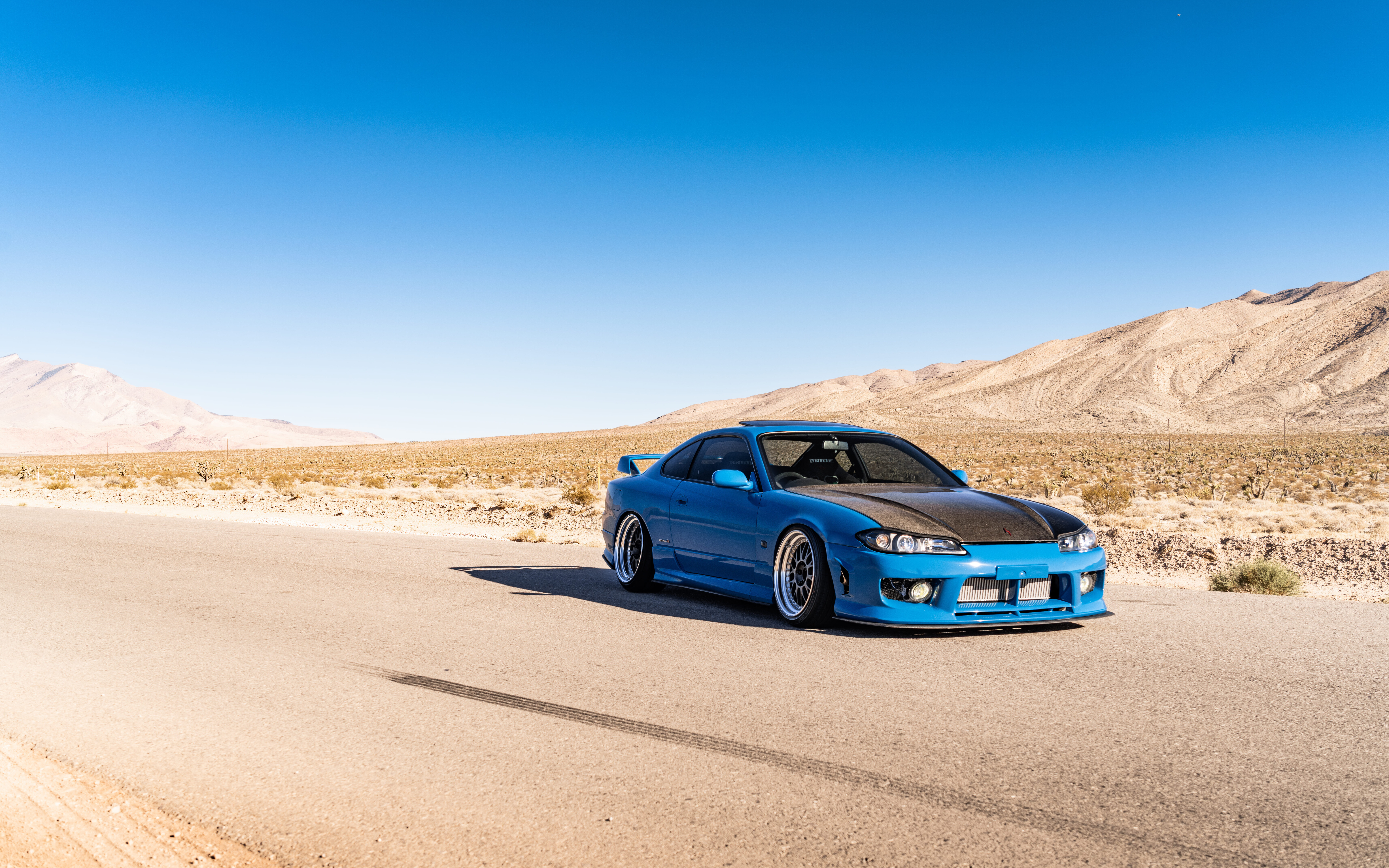 Un Nissan Silvia S15, un coche deportivo de alto rendimiento, presentado en un entorno espectacular.