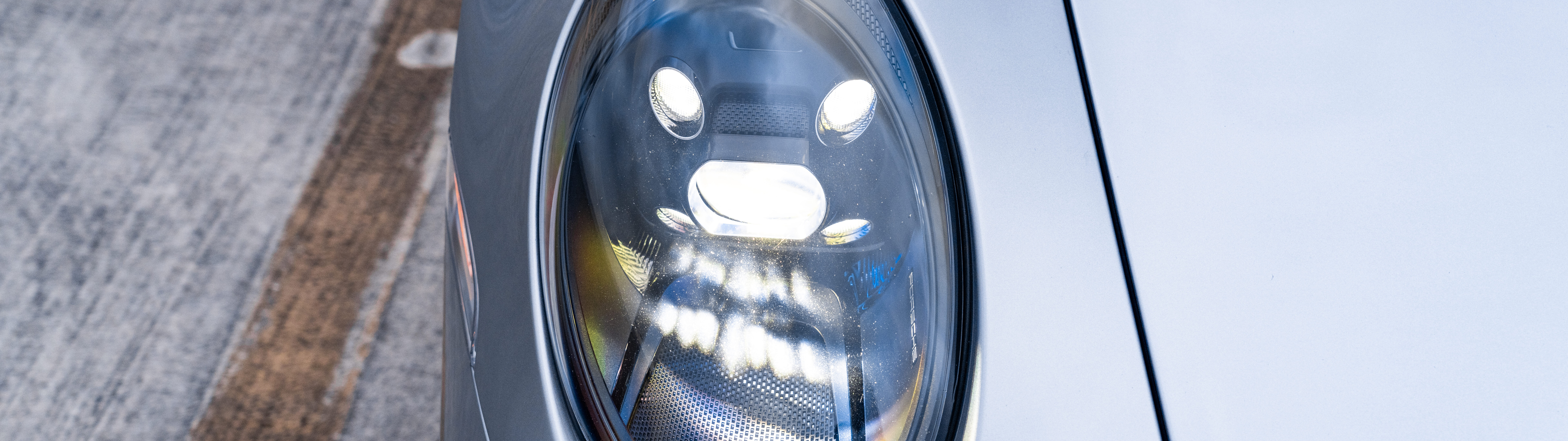 Un deportivo Porsche GT3 RS de alto rendimiento, con una carrocería aerodinámica de diseño agresivo e inspirado en los coches de carreras.