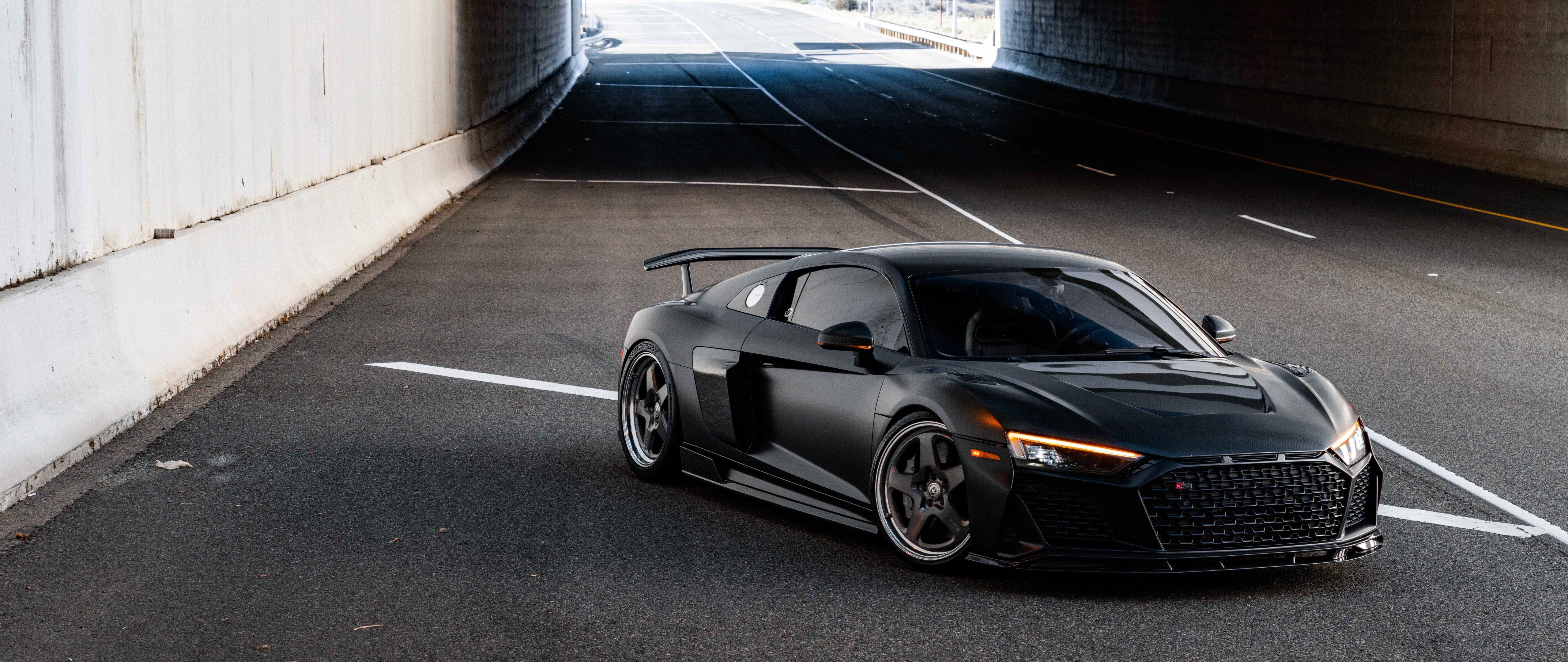 Una vista en primer plano de un elegante y moderno automóvil de lujo Audi, con una carrocería brillante y pulida.