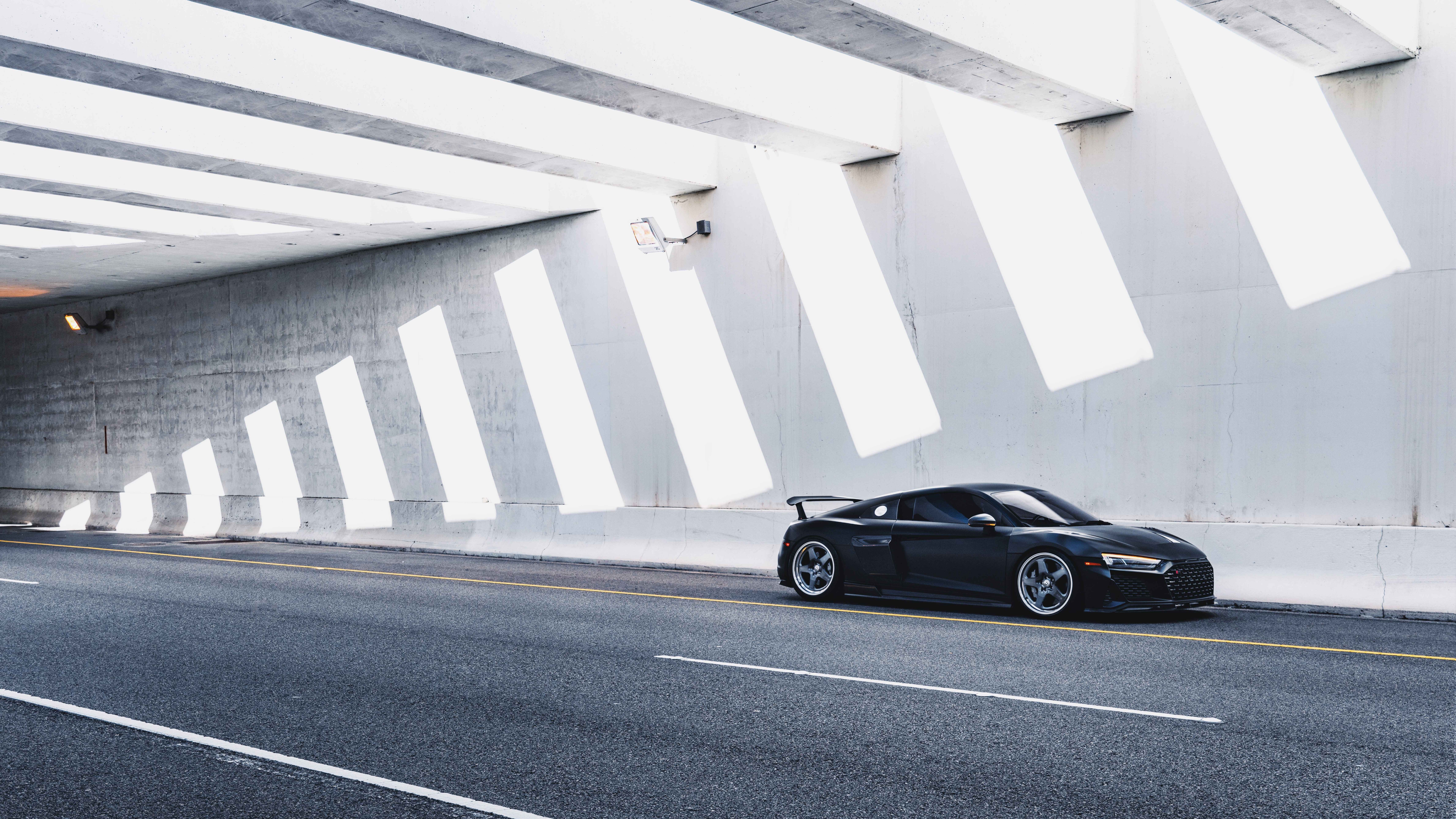 Una vista en primer plano de un elegante y moderno automóvil de lujo Audi, que destaca por sus líneas refinadas y su impecable acabado exterior.