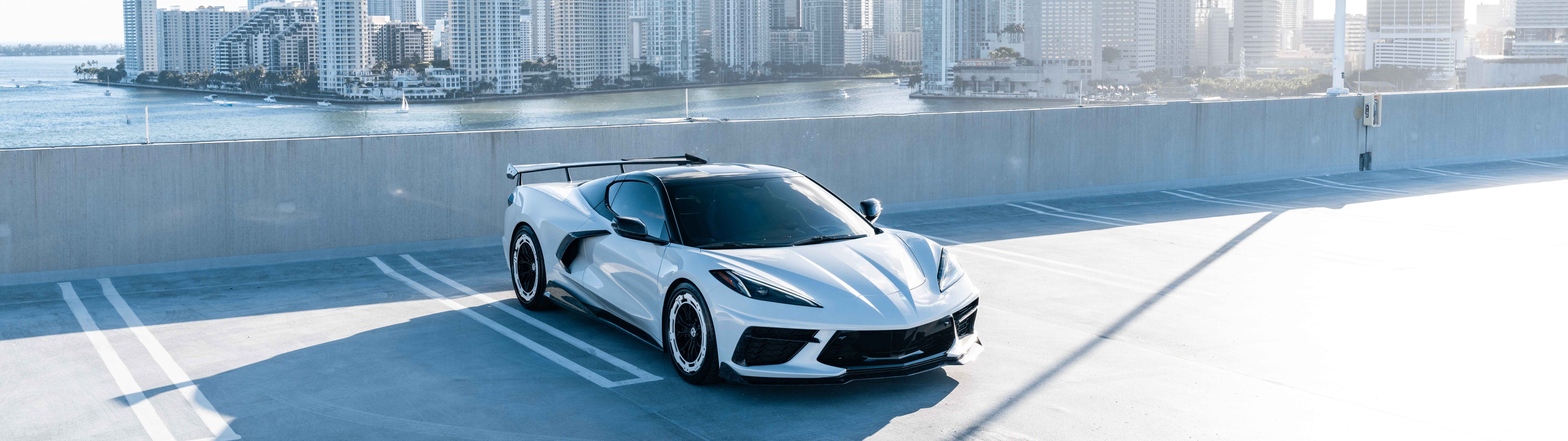 Un Chevrolet Corvette C8, un deportivo de alto rendimiento con un diseño aerodinámico moderno.