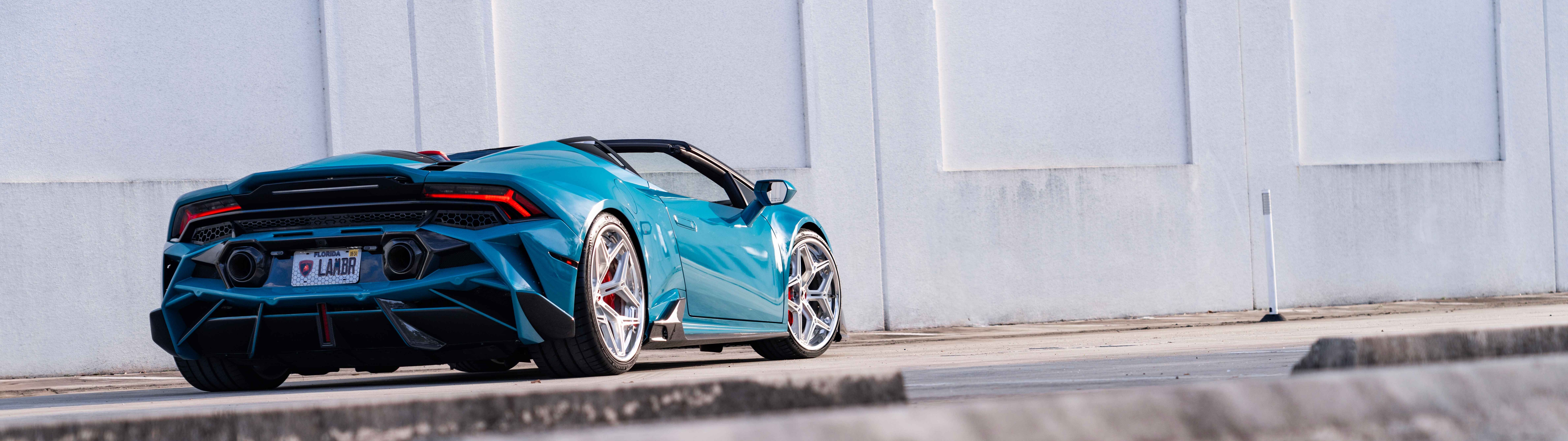 Una imagen detallada de un Lamborghini Huracán Evo que muestra su icónico diseño aerodinámico y la elegante silueta de este superdeportivo.