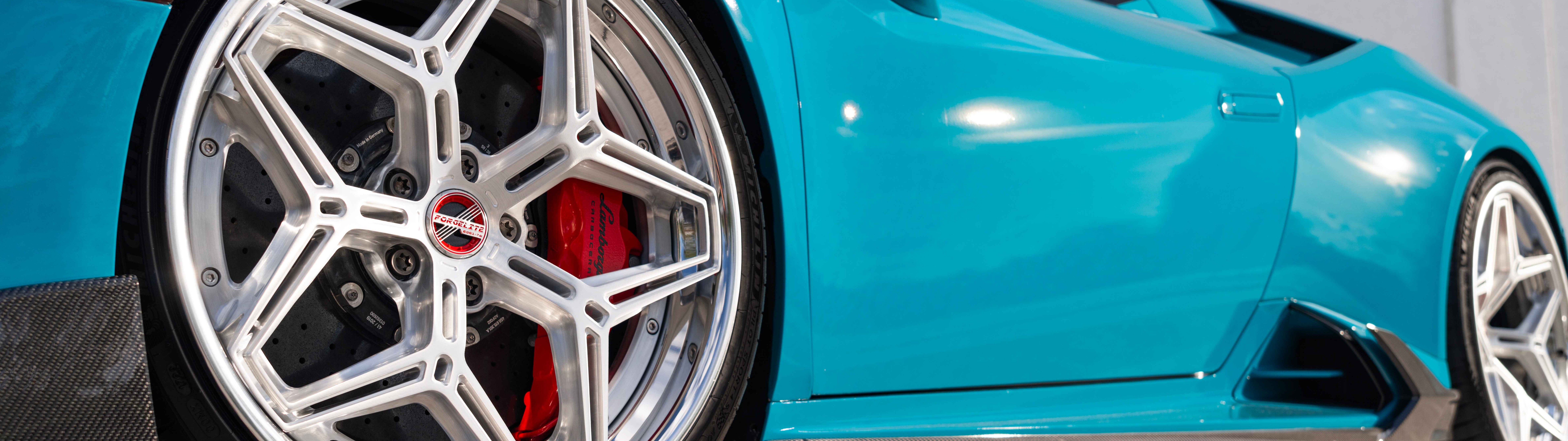 Una vista detallada de un Lamborghini Huracán Evo que muestra su carrocería aerodinámica y el diseño moderno de este superdeportivo.