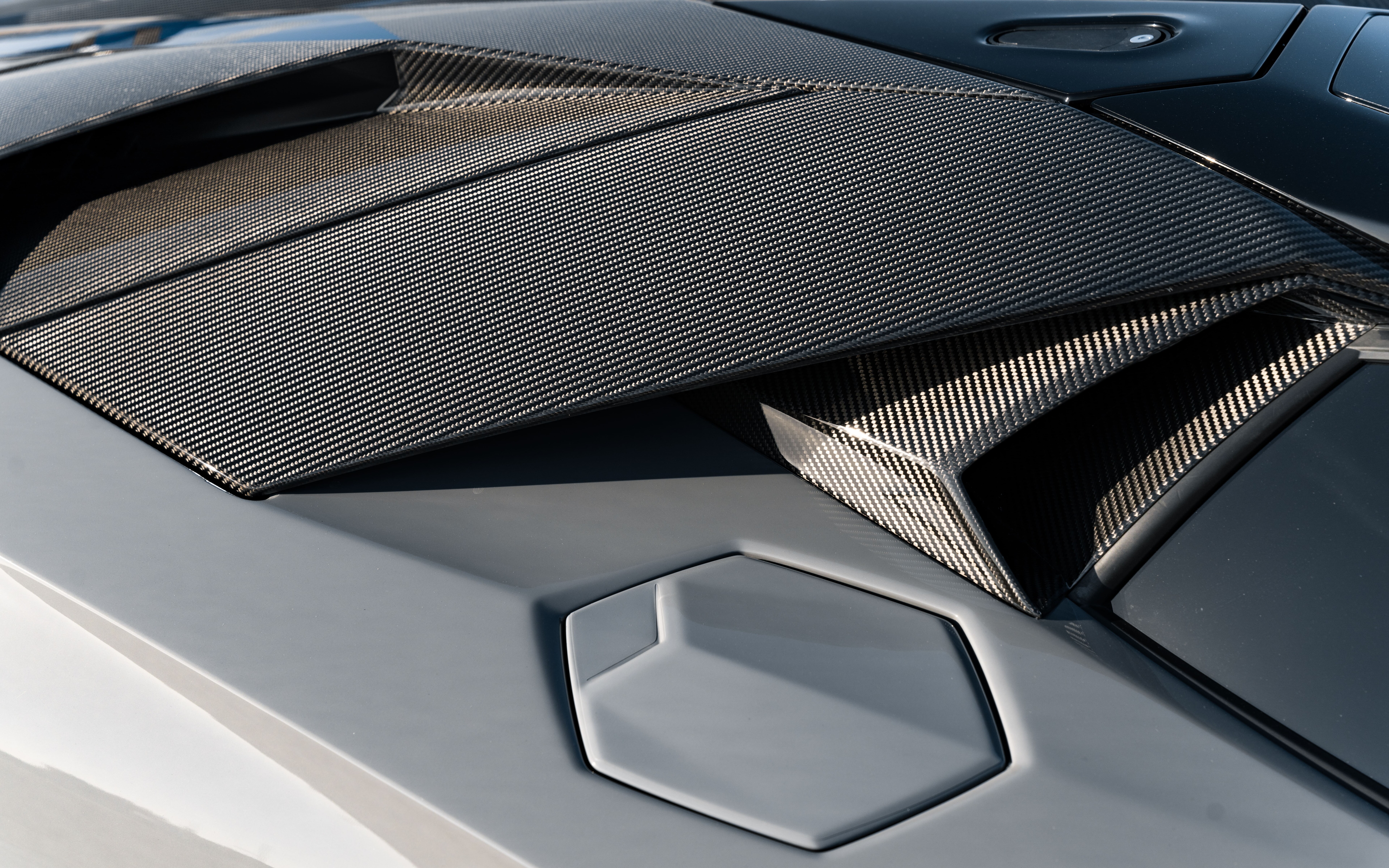 Un deportivo Lamborghini Huracán de alto rendimiento, con líneas aerodinámicas elegantes y una presencia imponente.