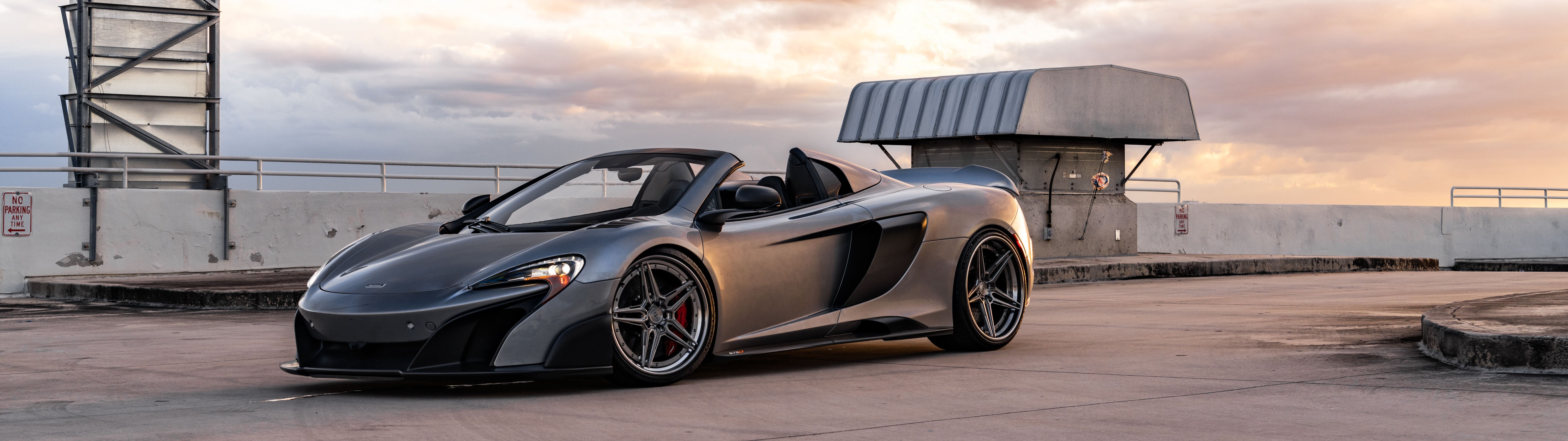 Un elegante y aerodinámico superdeportivo McLaren, capturado en una fotografía de gran detalle.