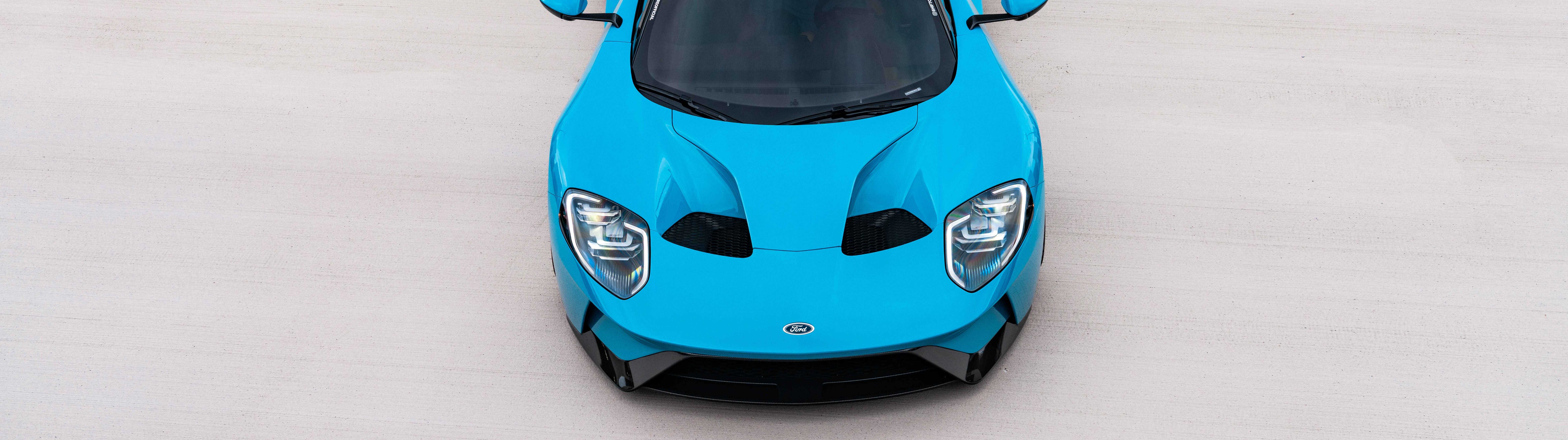 Un elegante y potente superdeportivo Ford GT, con un diseño aerodinámico y un acabado impecable.