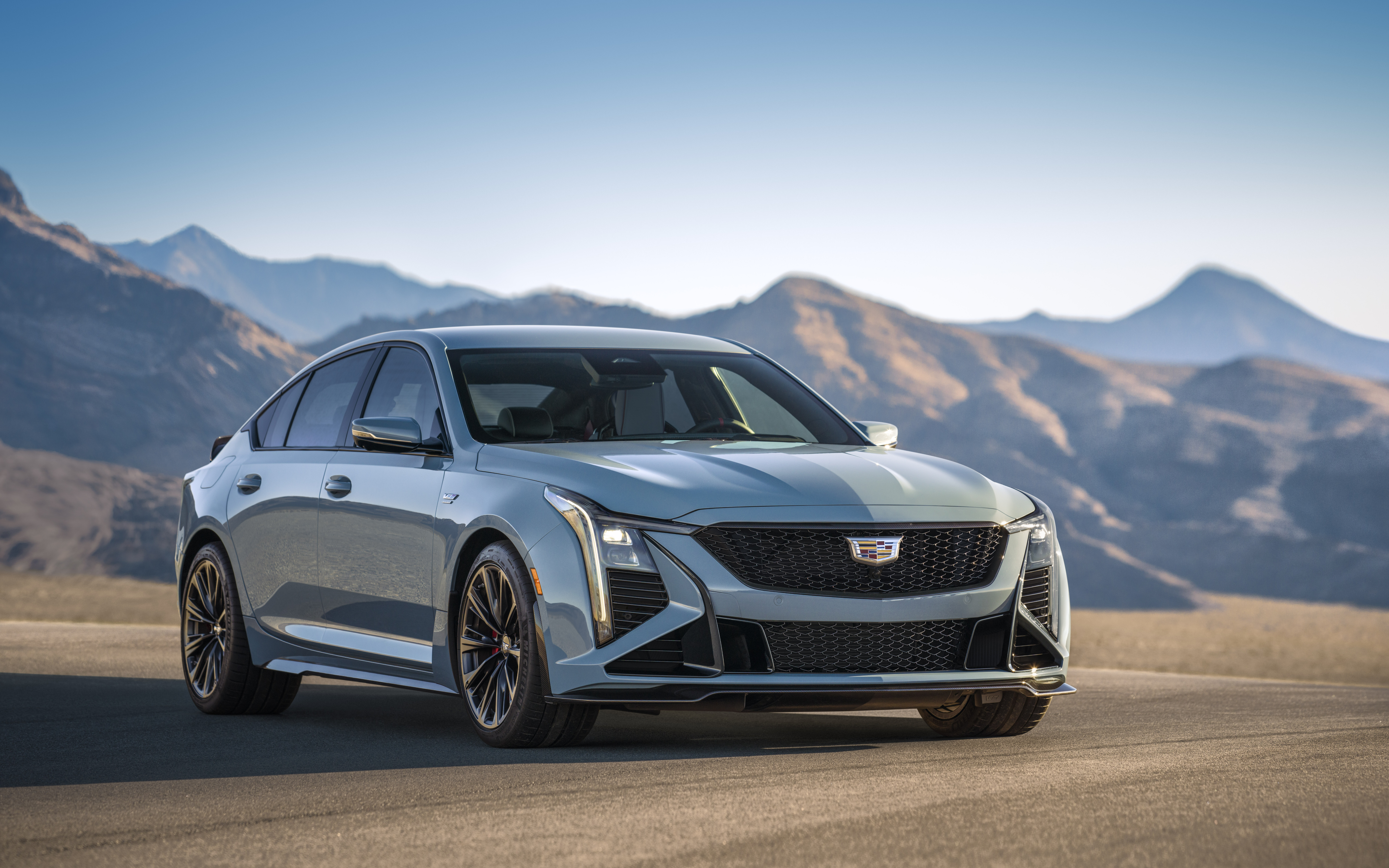 Una vista detallada de un sedán Cadillac CT5-V Blackwing, que destaca su moderna parrilla delantera, los faros y el lujoso diseño automotriz.