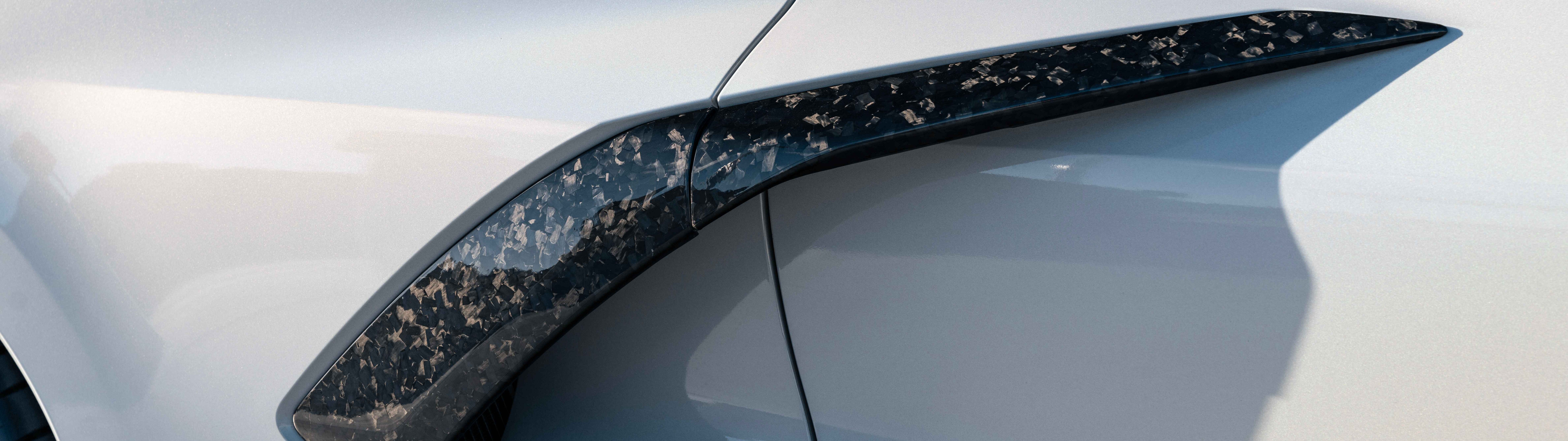 Un elegante y potente Chevrolet Corvette C8, un coche deportivo que destaca por su diseño aerodinámico.