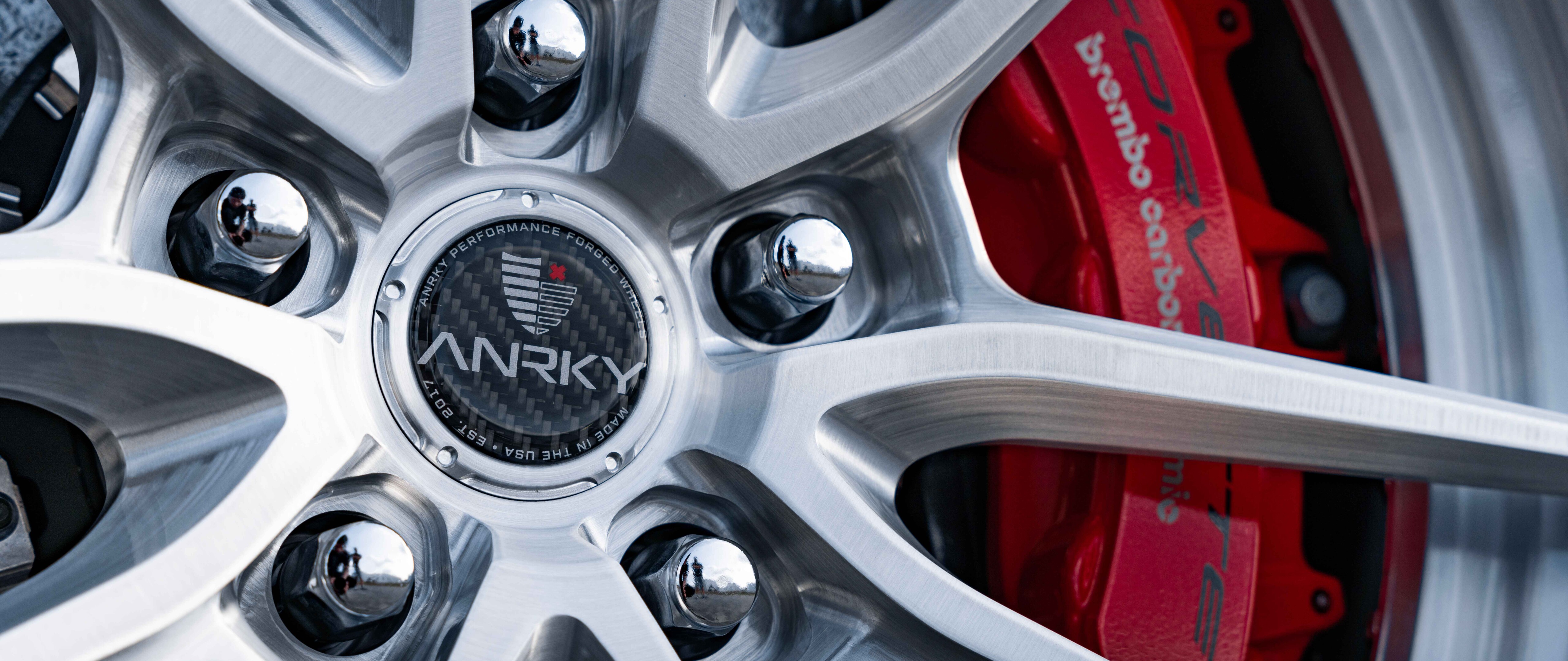 Un elegante y potente Chevrolet Corvette C8, un coche deportivo con líneas aerodinámicas modernas.