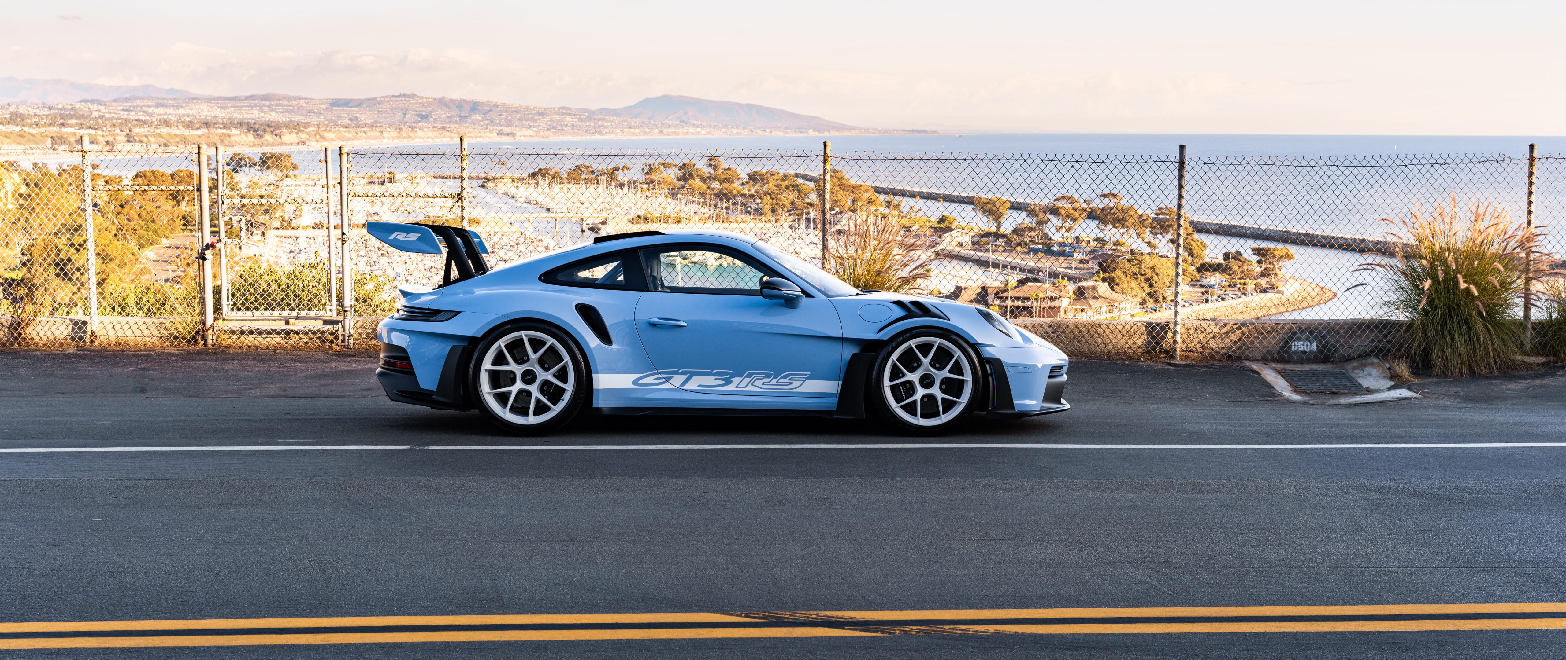 Un elegante y sofisticado coche deportivo Porsche, con un diseño aerodinámico moderno.