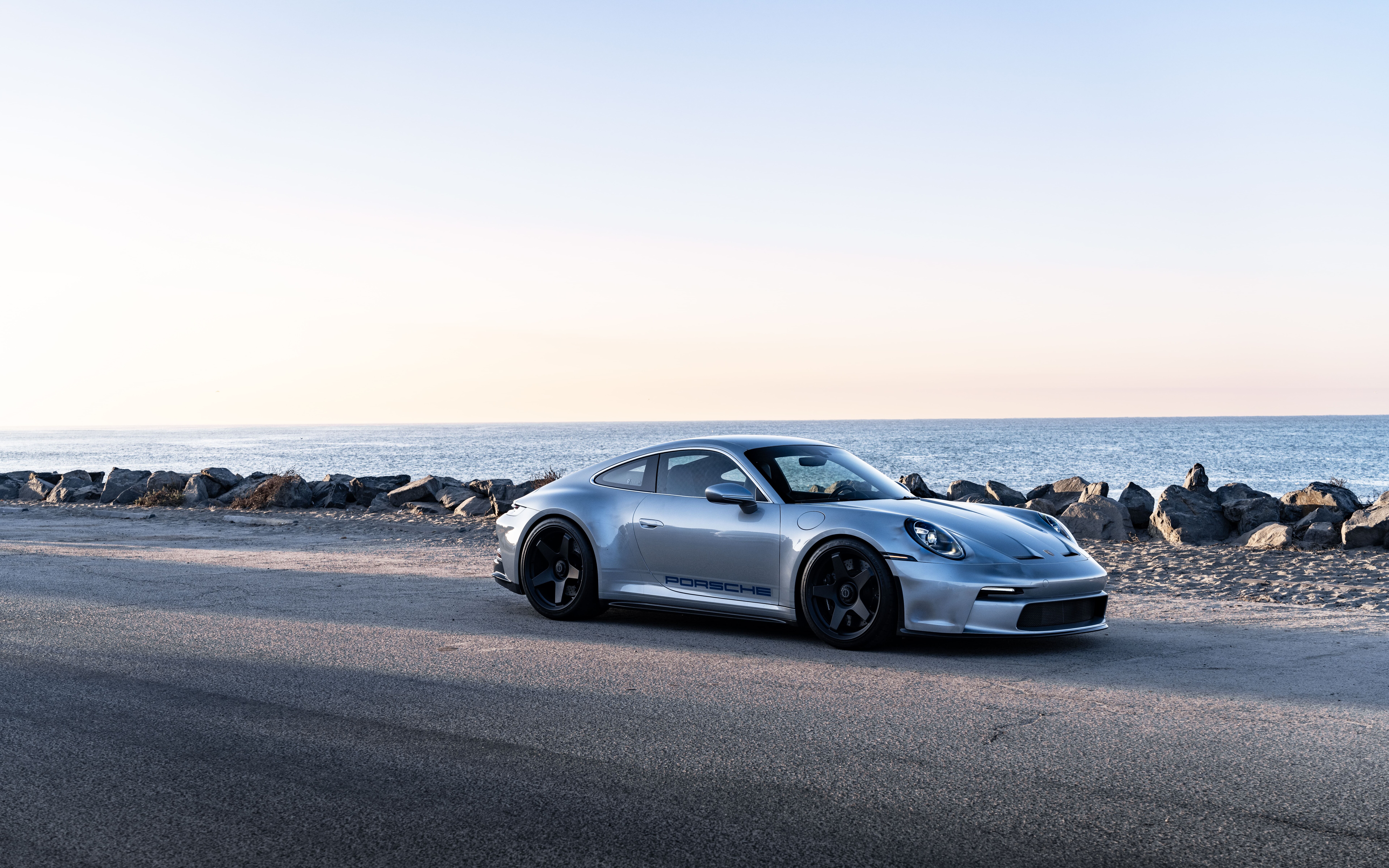 Una fotografía de alta resolución en primer plano de un coche deportivo Porsche GT3 RS.