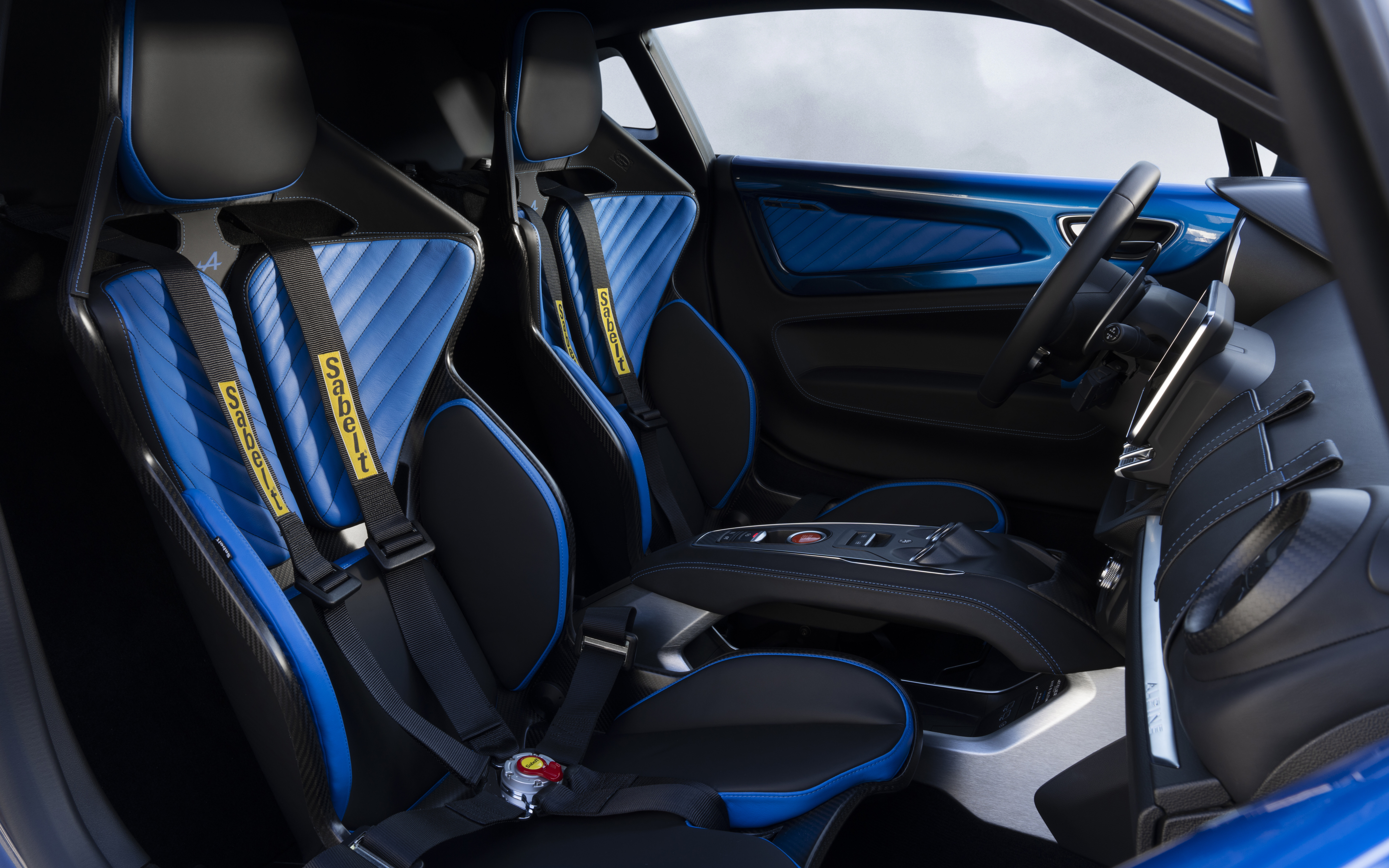 Vista en primer plano del habitáculo del conductor y de los detalles interiores de un coche deportivo Alpine A110 R Ultime.