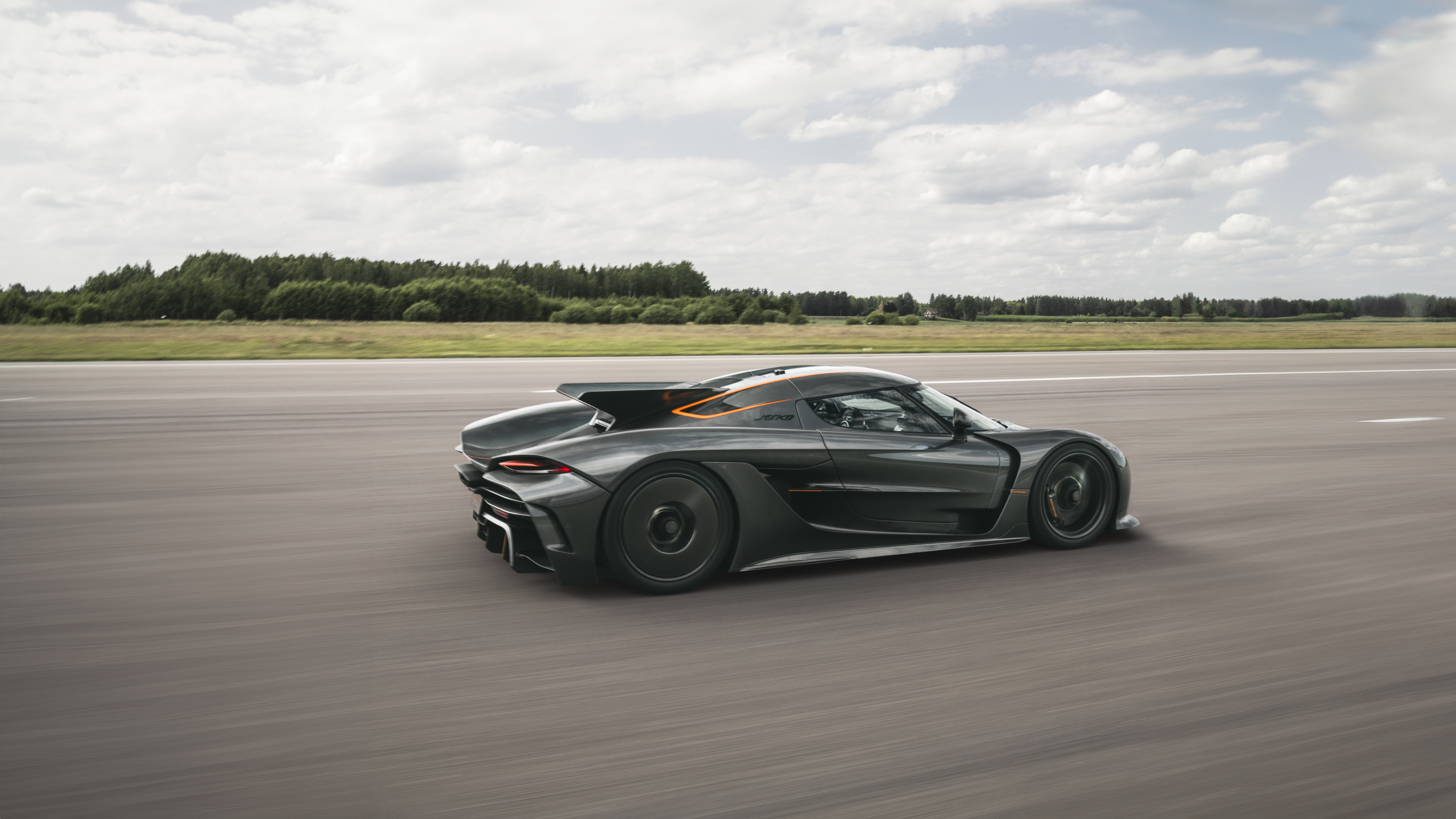 Un hiperdeportivo Koenigsegg Jesko Absolut de alto rendimiento, con una carrocería aerodinámica y elegante.