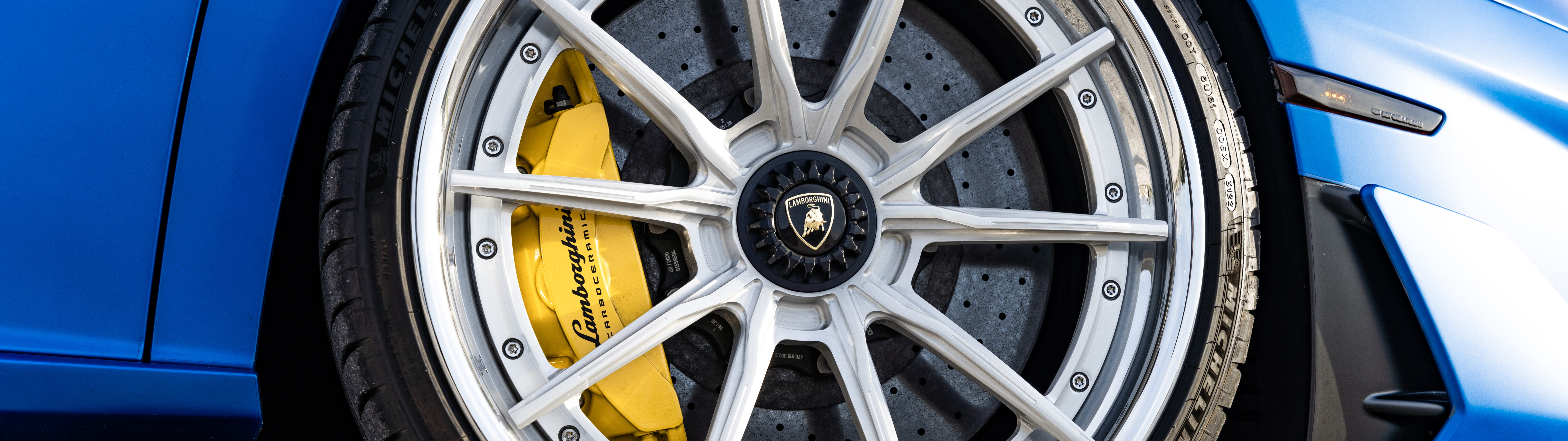 Un superdeportivo Lamborghini Aventador SVJ de alto rendimiento, con líneas elegantes y una aerodinámica agresiva.