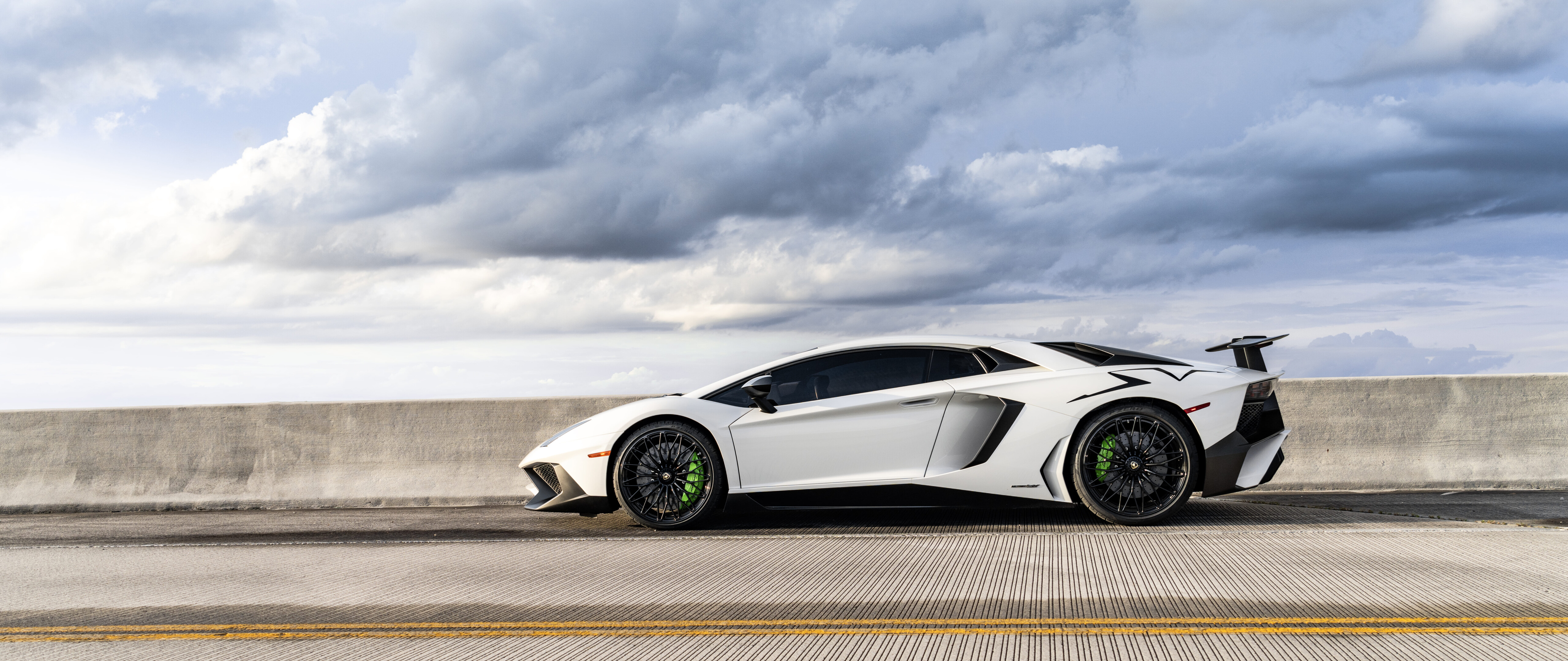 Un elegante y potente superdeportivo Lamborghini, con líneas marcadas y una carrocería aerodinámica de alto brillo.