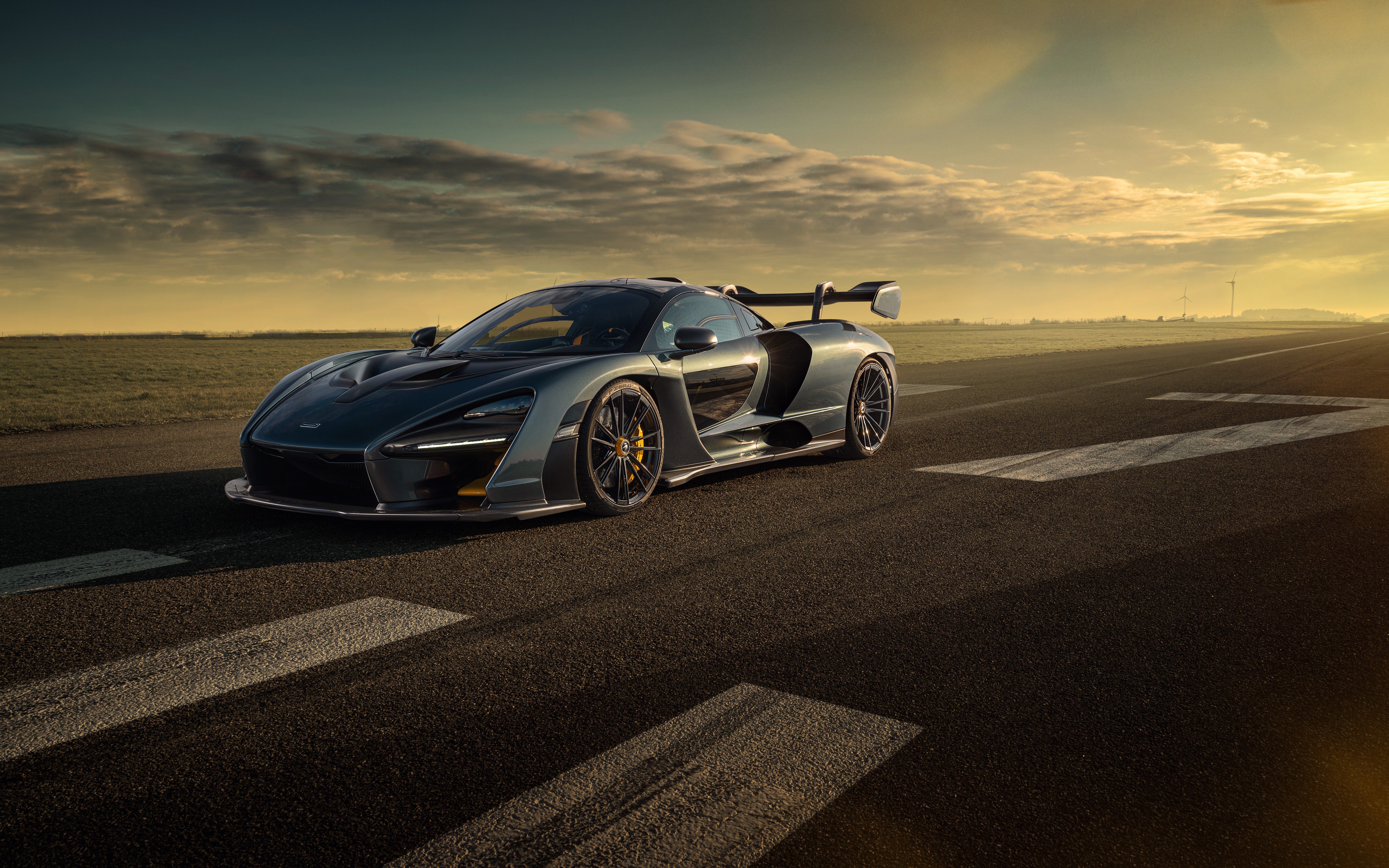 Una vista detallada del superdeportivo McLaren Senna, que destaca por su elegante carrocería aerodinámica y su diseño icónico.
