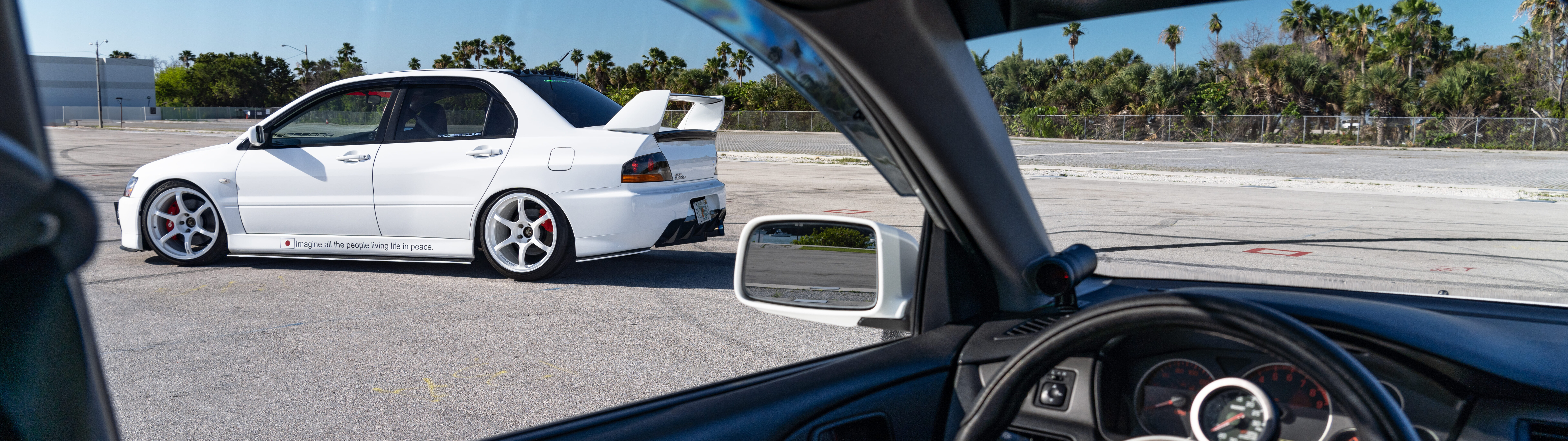 Una vista detallada de un Mitsubishi Lancer Evolution IX, un coche deportivo.