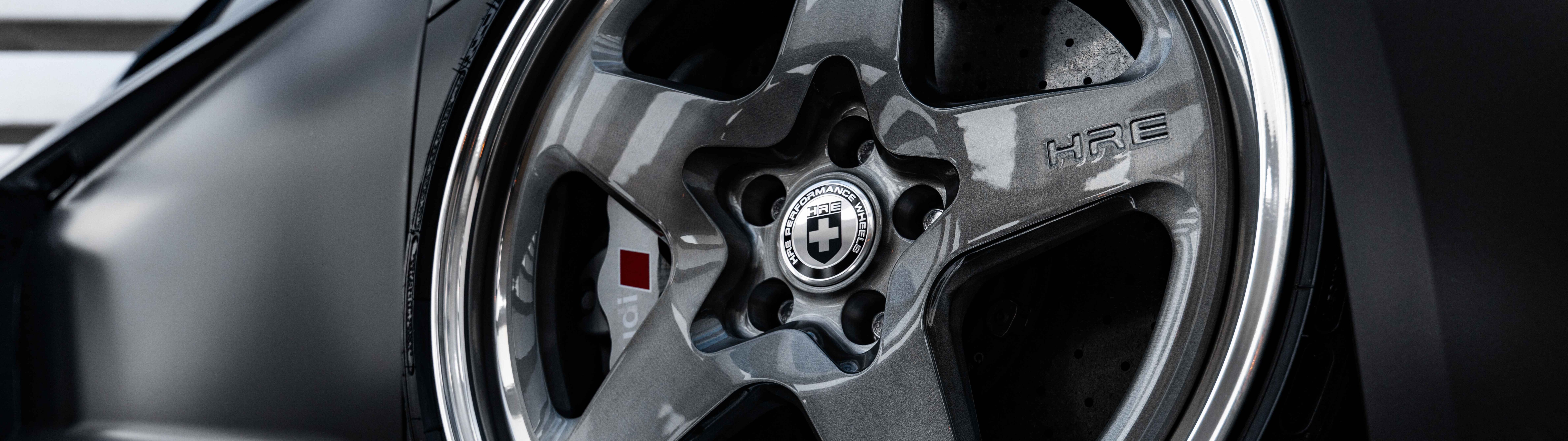 Una fotografía profesional en primer plano de un elegante sedán de lujo Audi, que destaca por su acabado metálico pulido.