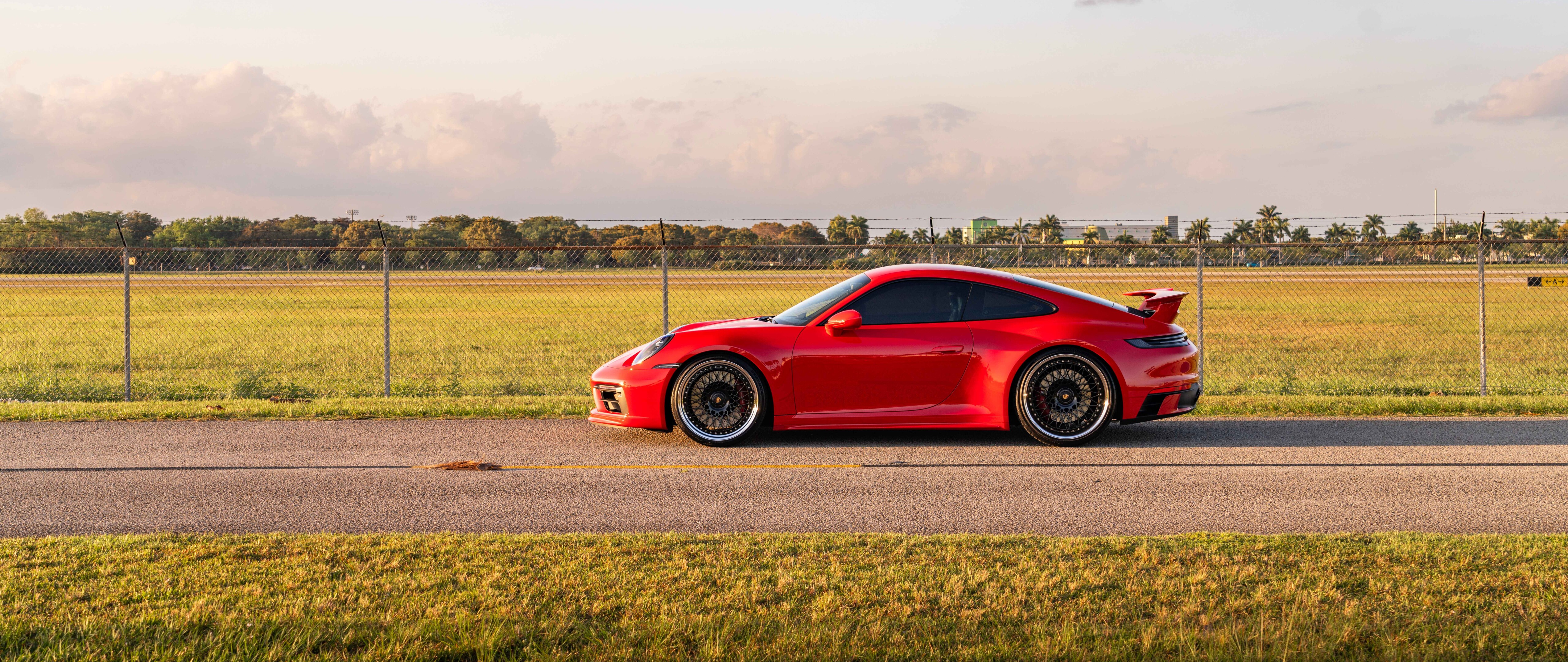 Una vista detallada de un elegante y potente Porsche 992 GTS, que muestra su moderno diseño aerodinámico.