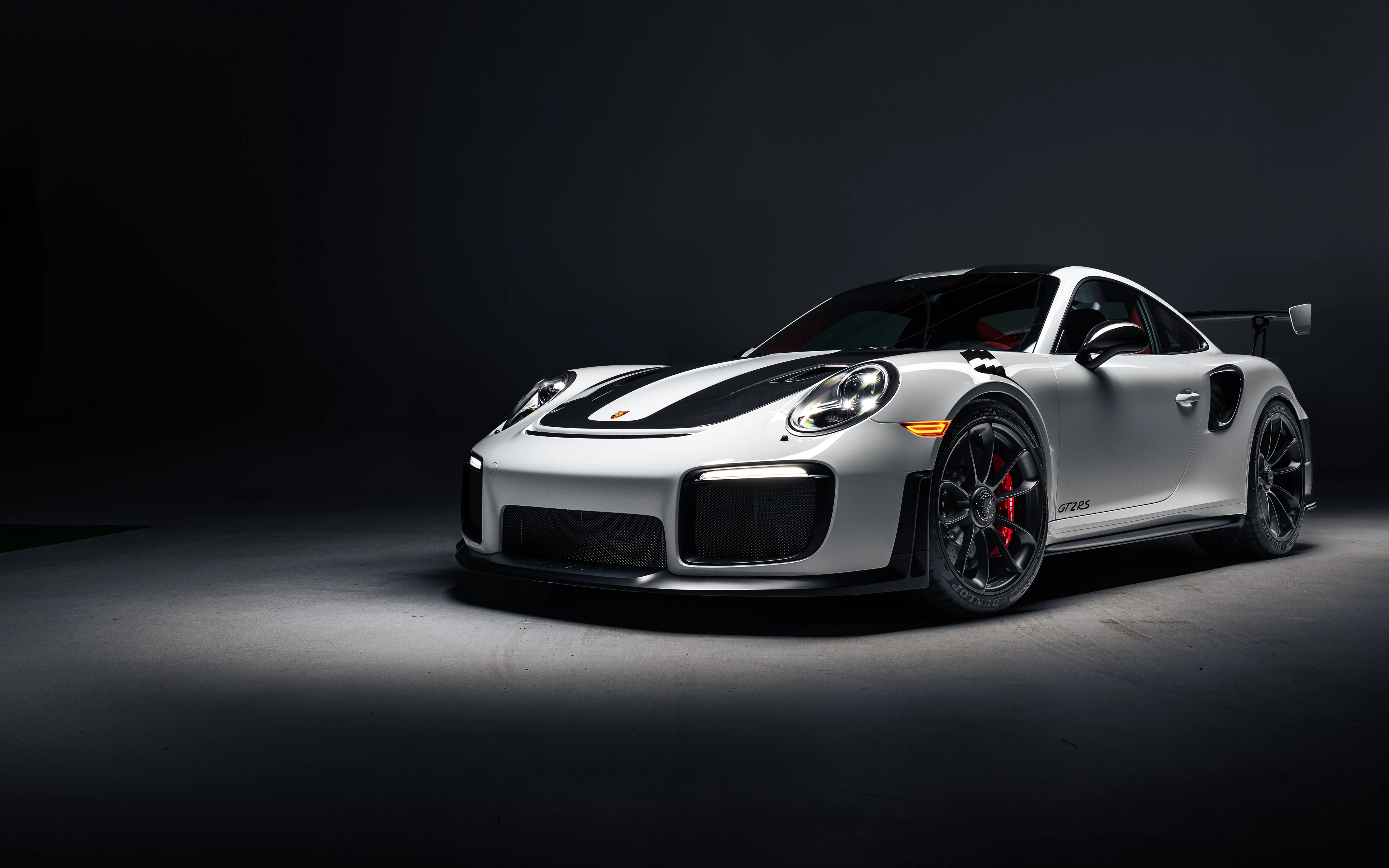 Un Porsche 911 GT2 RS Weissach de alto rendimiento, un coche deportivo con un diseño aerodinámico y una estética agresiva.
