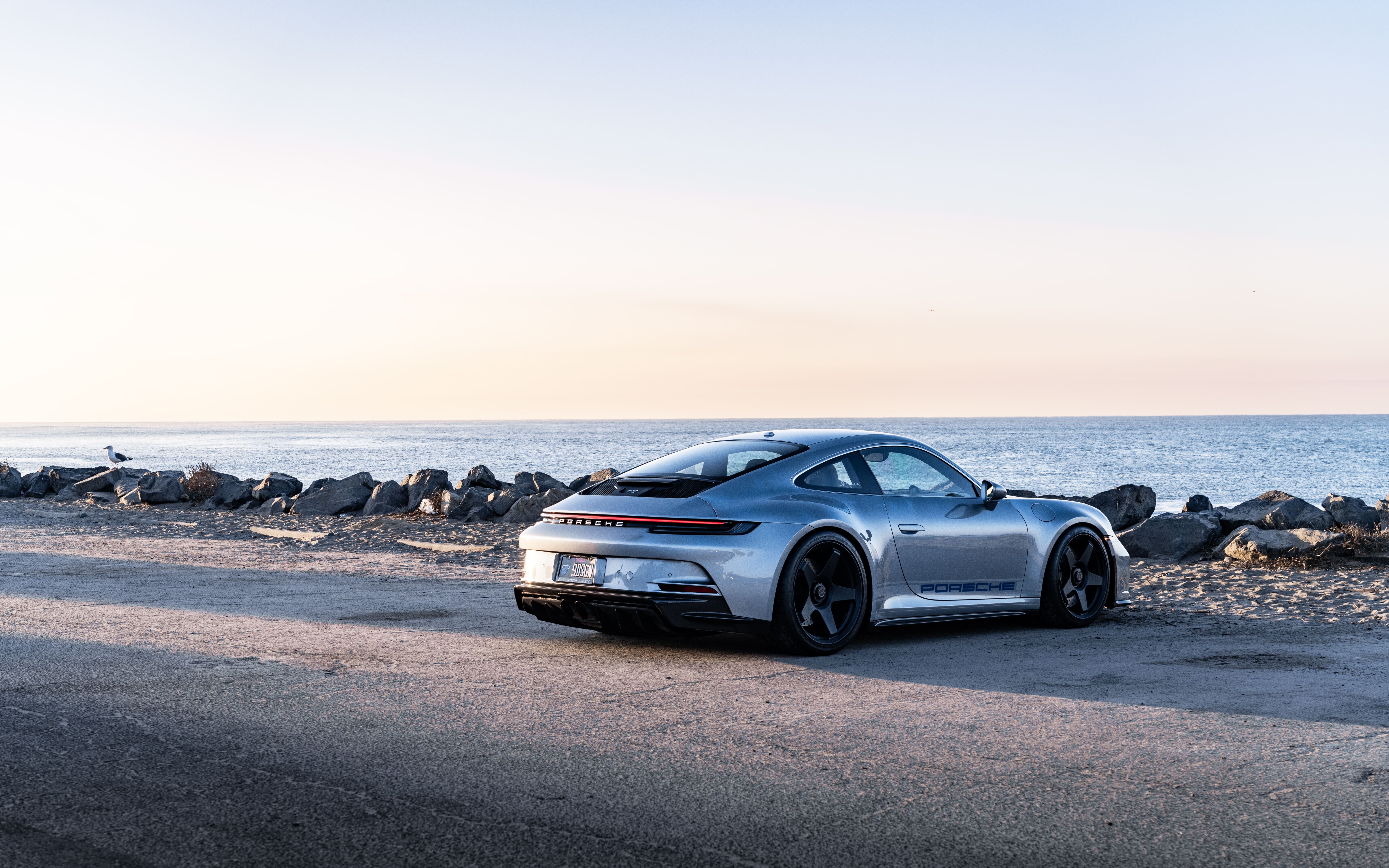 Un Porsche GT3 RS de alto rendimiento, un coche deportivo con un diseño aerodinámico.