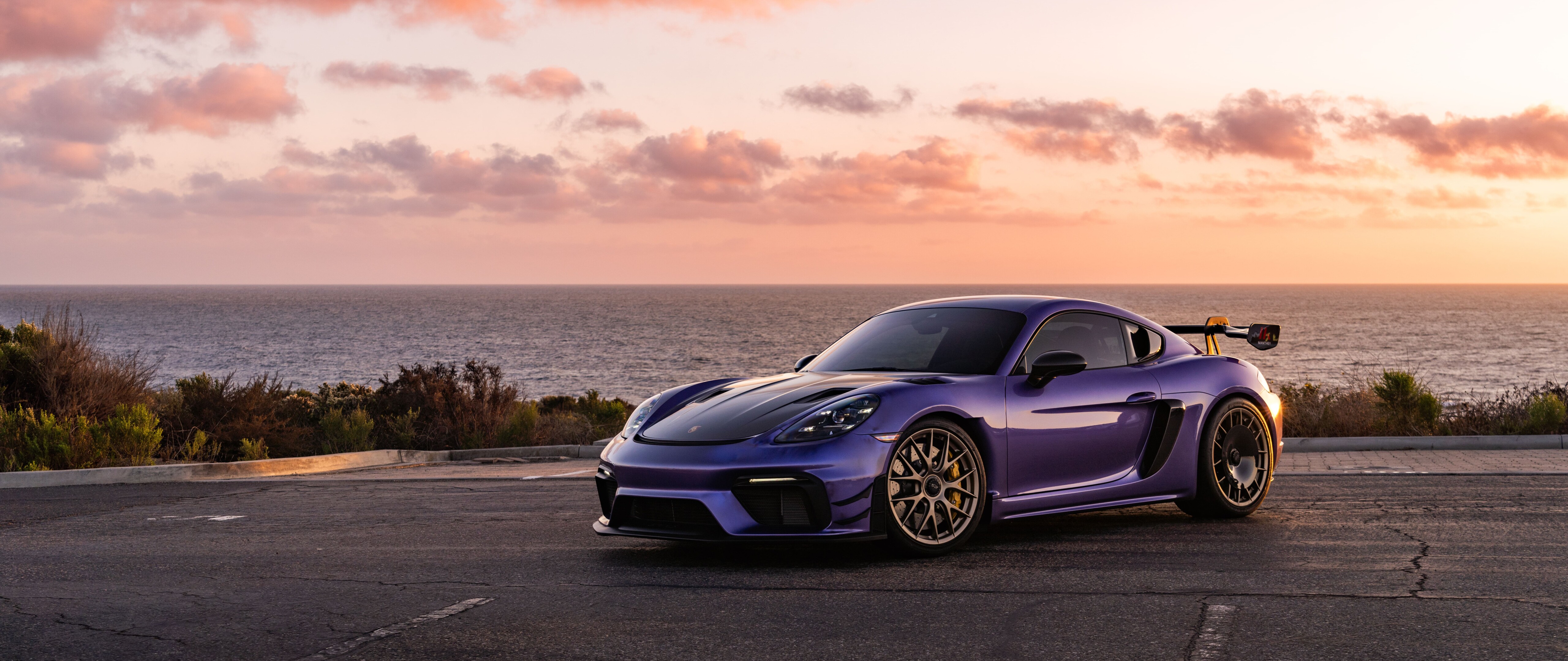 Un elegante y potente coche deportivo Porsche GT3 RS, con una carrocería de diseño aerodinámico y agresivo.