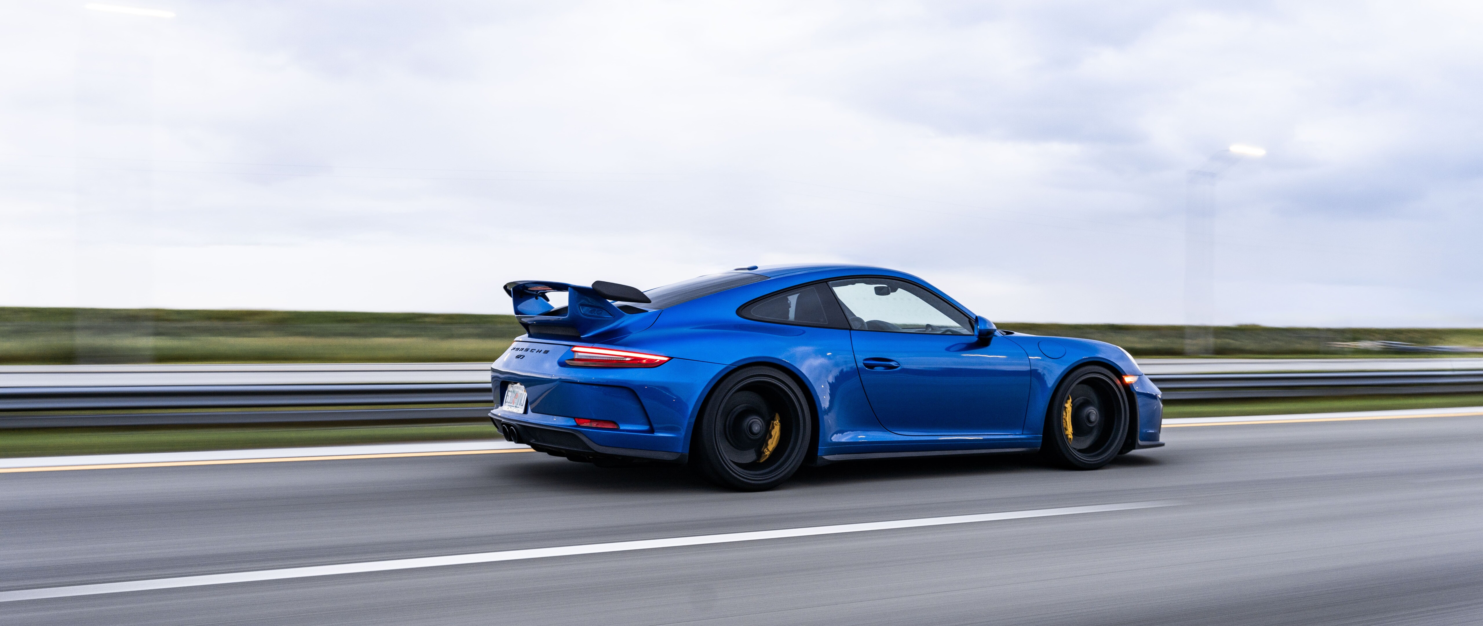 Un deportivo Porsche GT3 RS de alto rendimiento, equipado con elementos aerodinámicos diseñados para la competición.