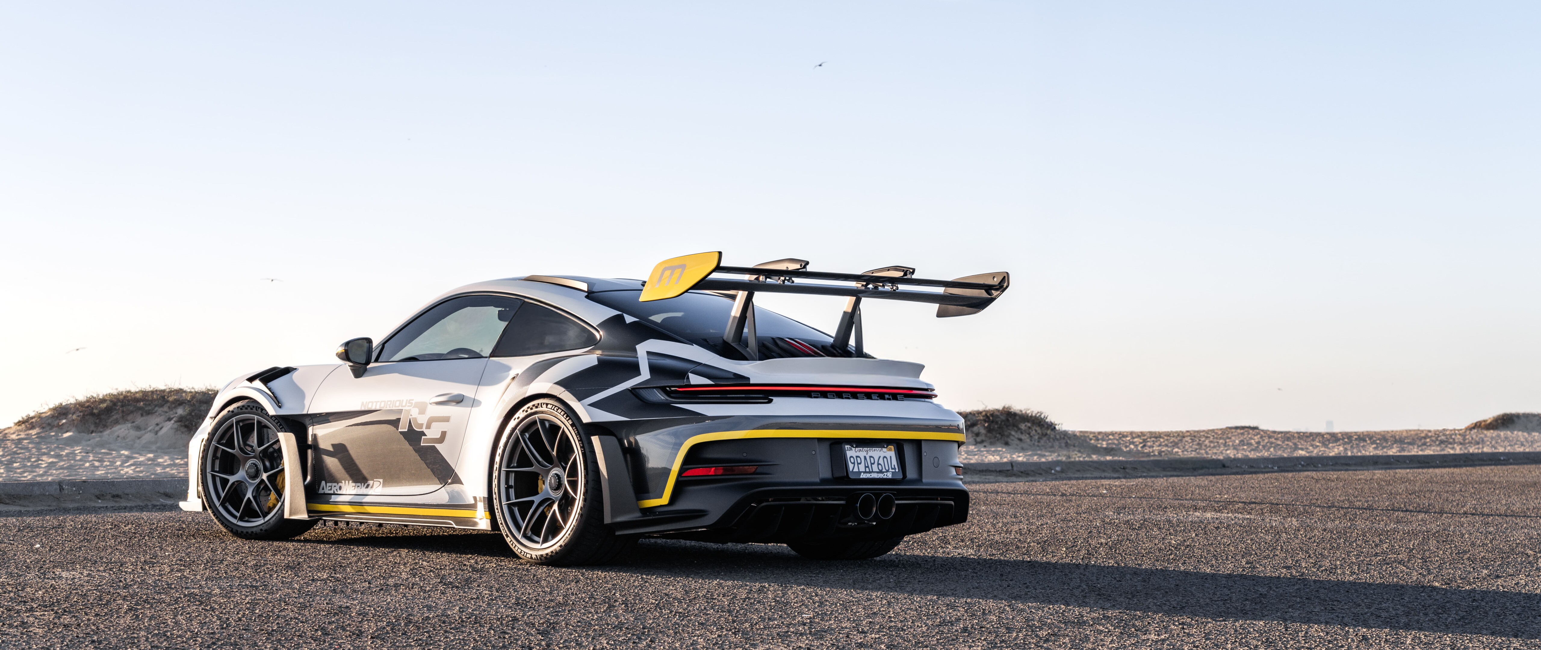 Un elegante y potente coche deportivo Porsche GT3 RS, equipado con elementos aerodinámicos de alto rendimiento.