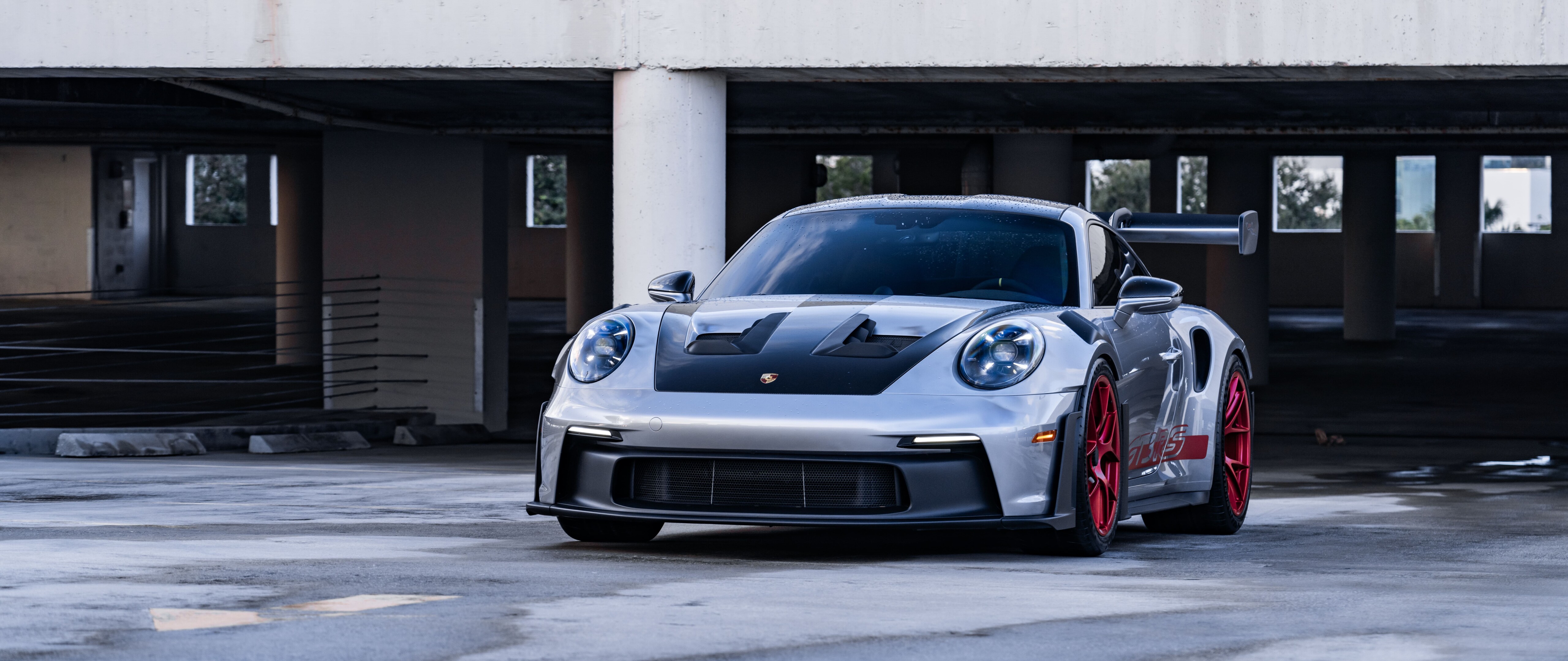Un elegante y potente Porsche GT3 RS que destaca por sus líneas aerodinámicas y su diseño emblemático.