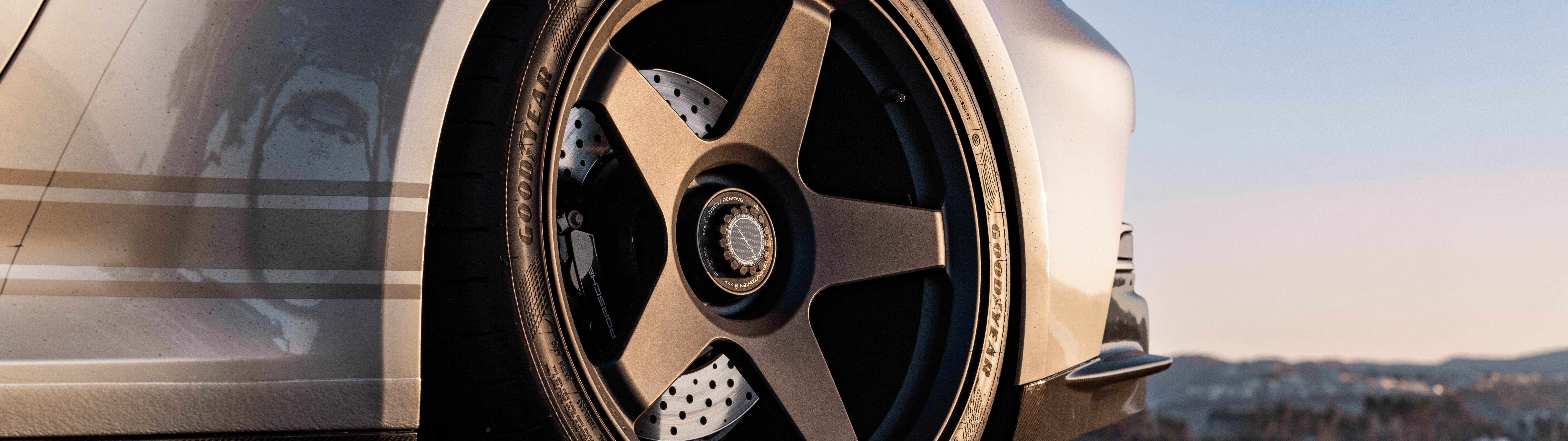 Un deportivo Porsche GT3 RS de alto rendimiento, con un diseño aerodinámico y una estética agresiva.