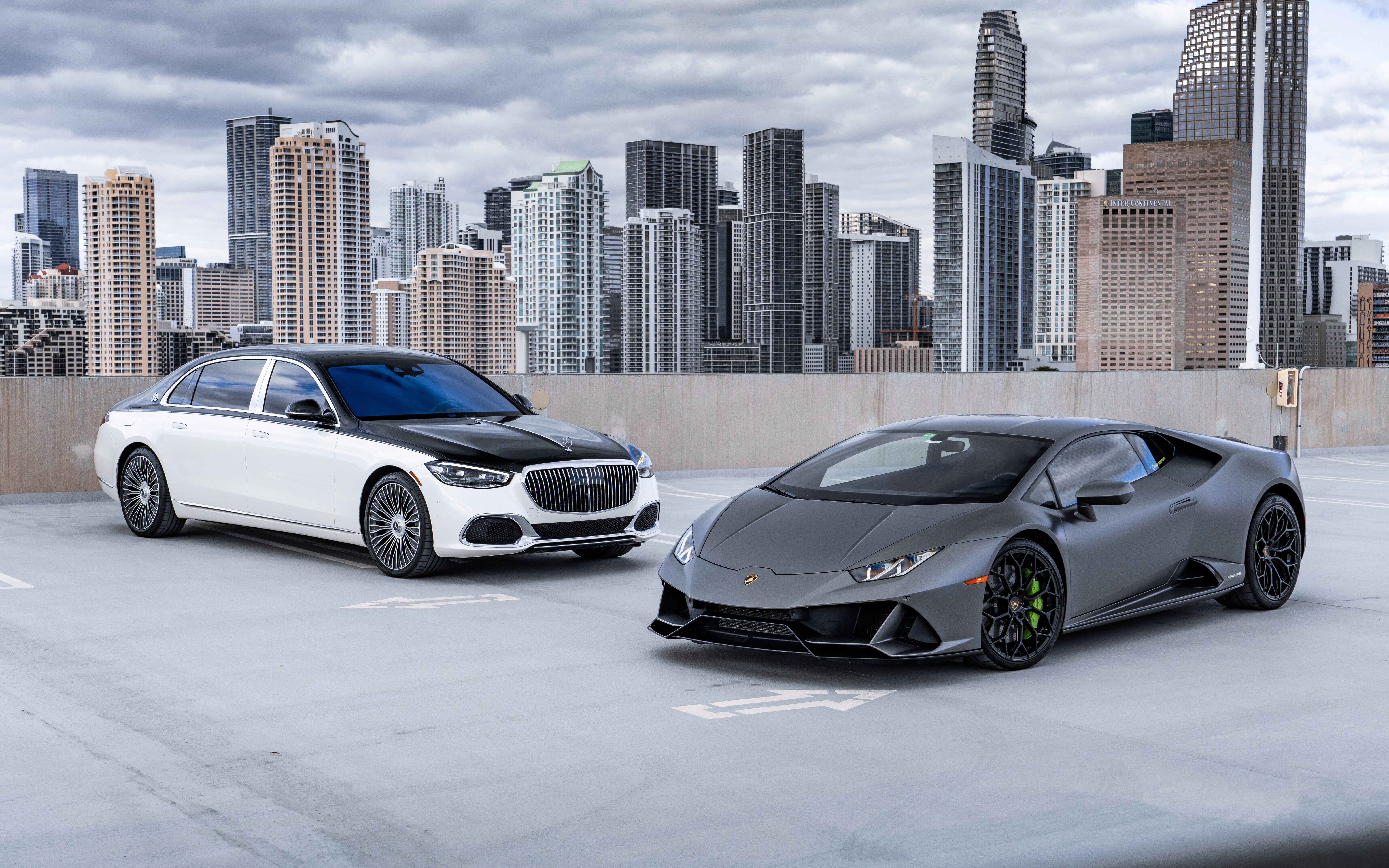 Una vista detallada de un lujoso superdeportivo Lamborghini Huracán, que destaca su carrocería aerodinámica y su elegante diseño.