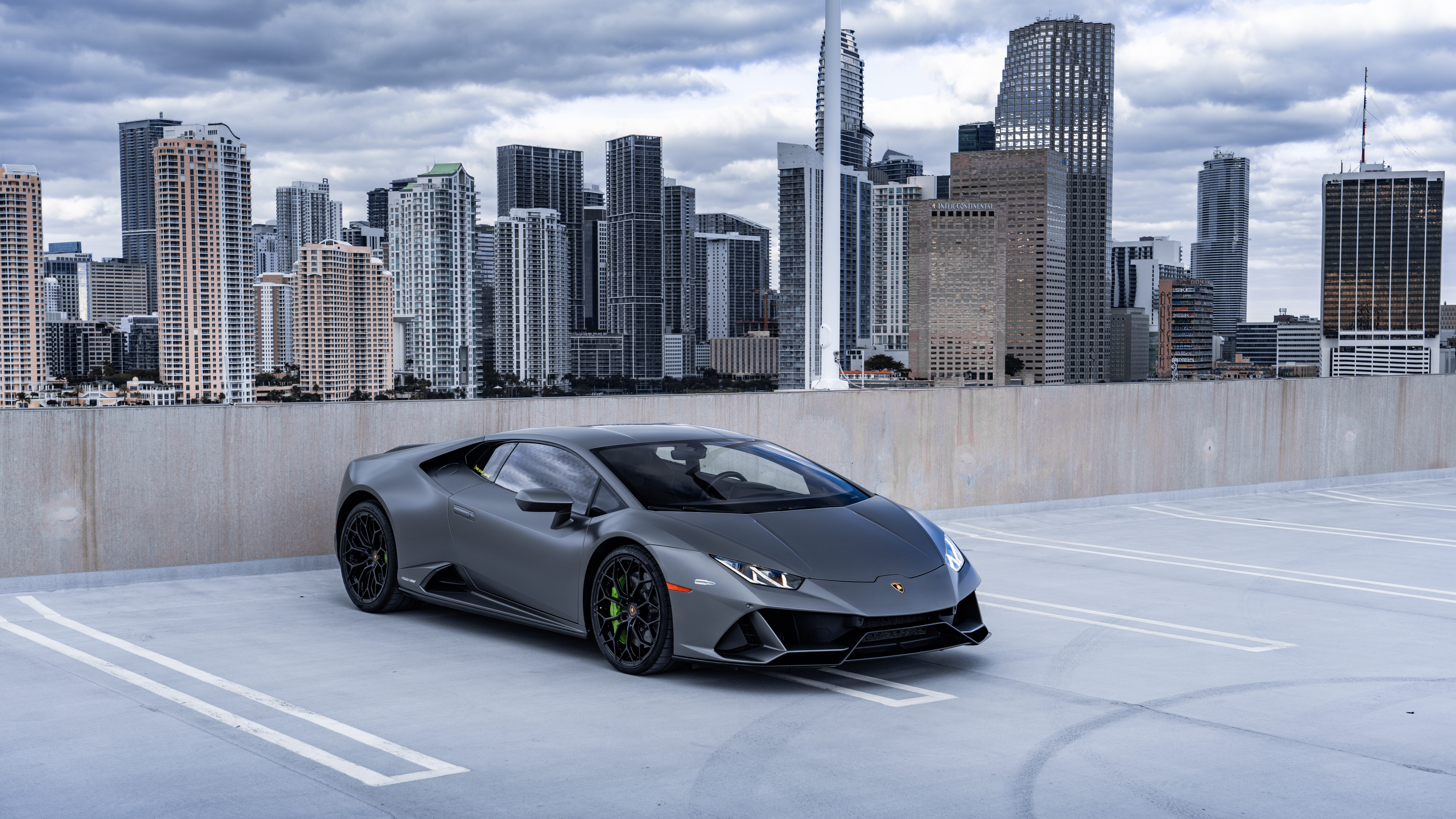 Una toma en primer plano de un moderno superdeportivo Lamborghini Huracán, en un entorno impactante.
