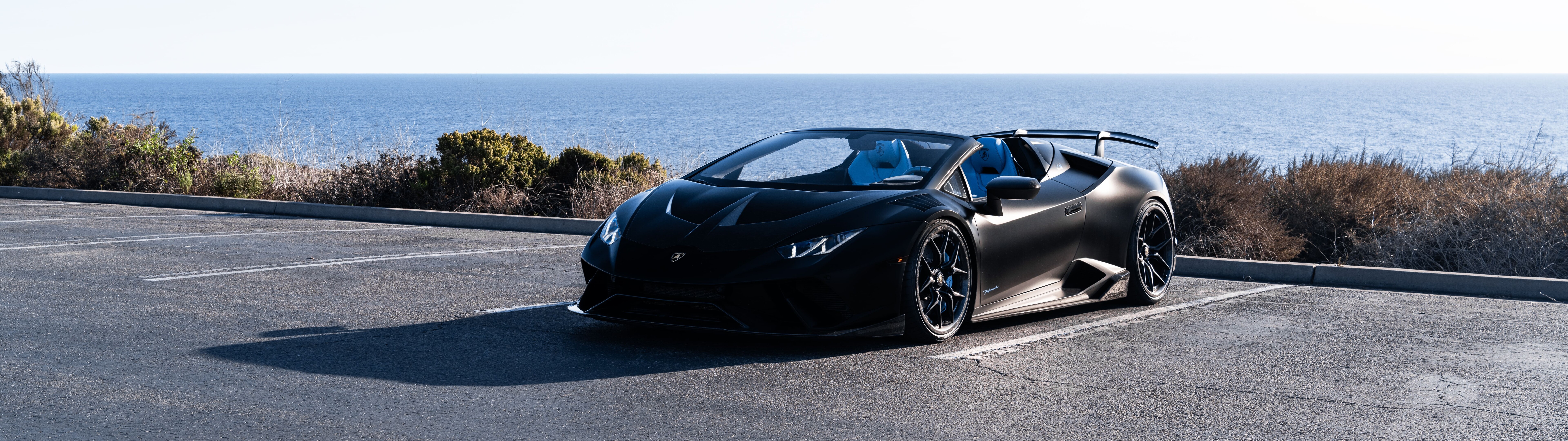 Un impresionante Lamborghini Huracán, un superdeportivo de alto rendimiento, fotografiado en una pose dinámica.