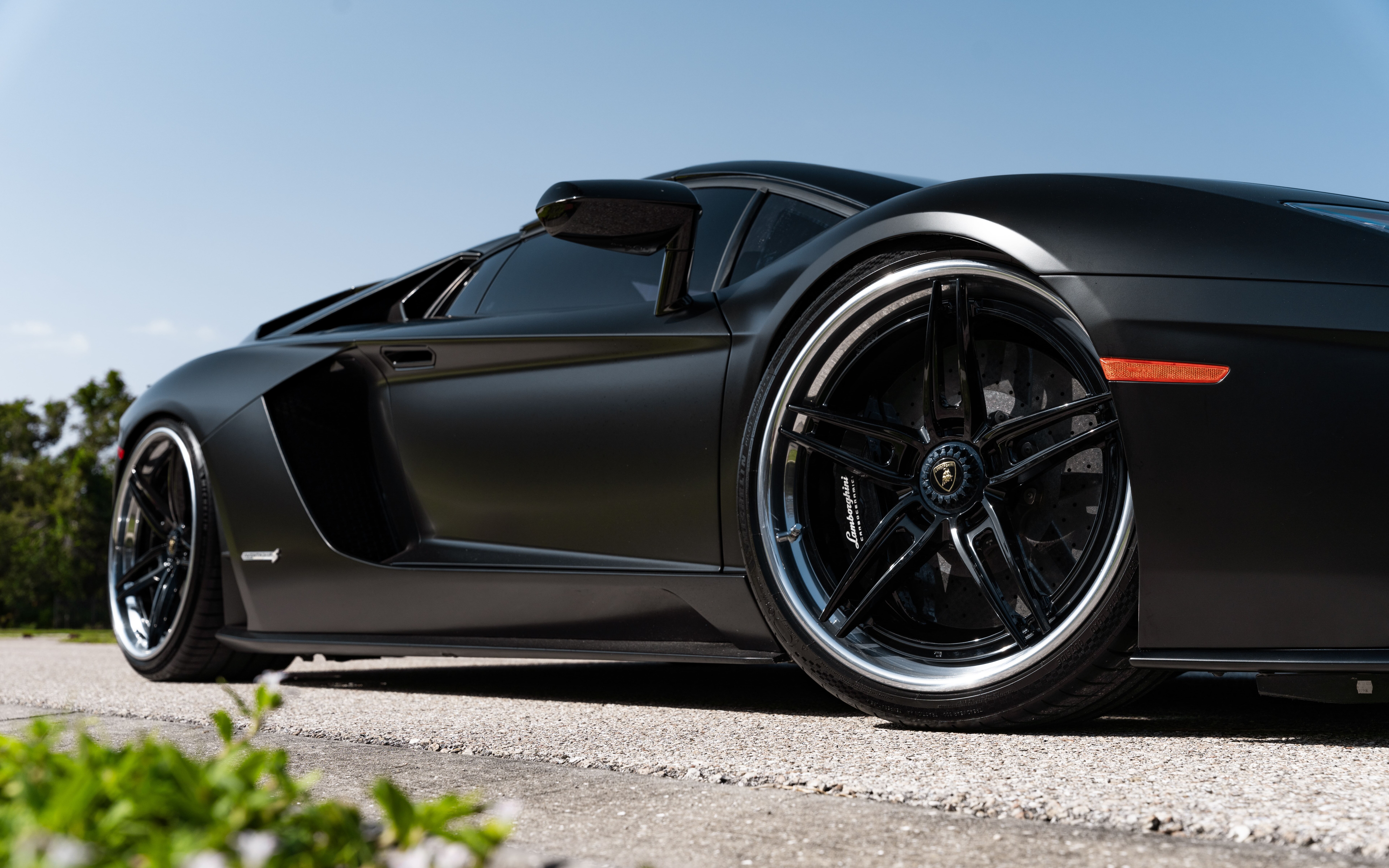 Una fotografía de alta resolución de un lujoso superdeportivo Lamborghini, con un diseño elegante y aerodinámico y una carrocería pulida.